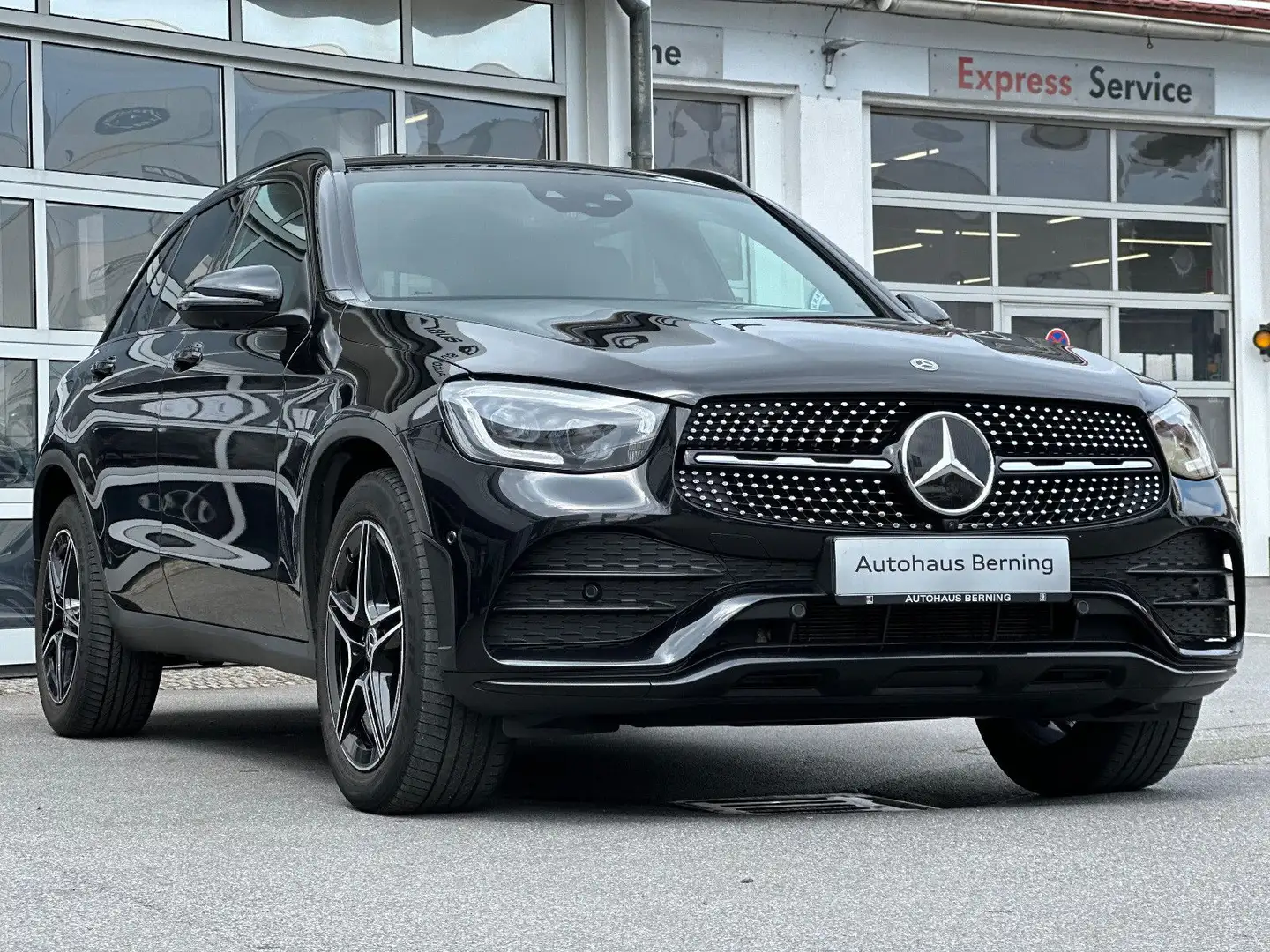 Mercedes-Benz GLC 300 GLC300 DE 4MATIC AMG LINE NIGHT PAKET Black - 1