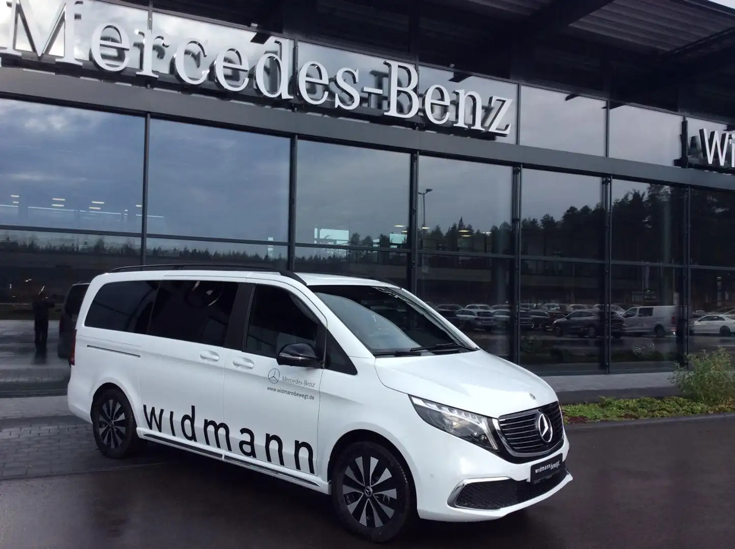 Mercedes-Benz EQV 300 lang (7 Sitzer) SpurW Sport Navi ACC LM Biały - 2