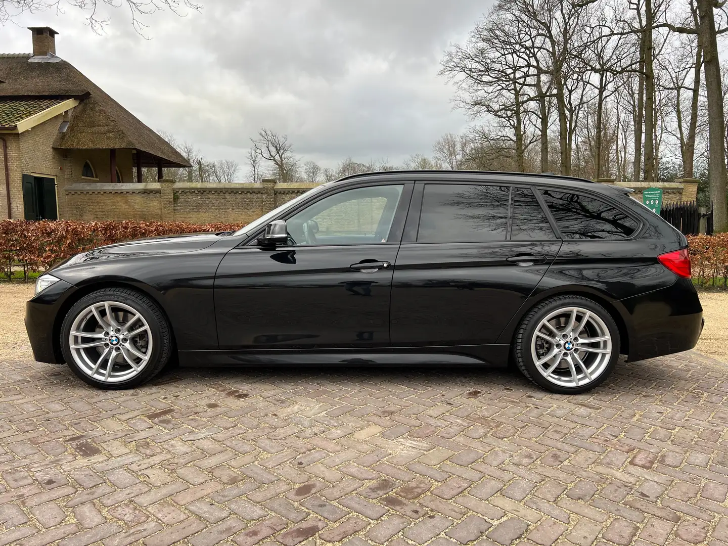 BMW 330 d Touring High Executive | M | Leder | pano | H&K Zwart - 2