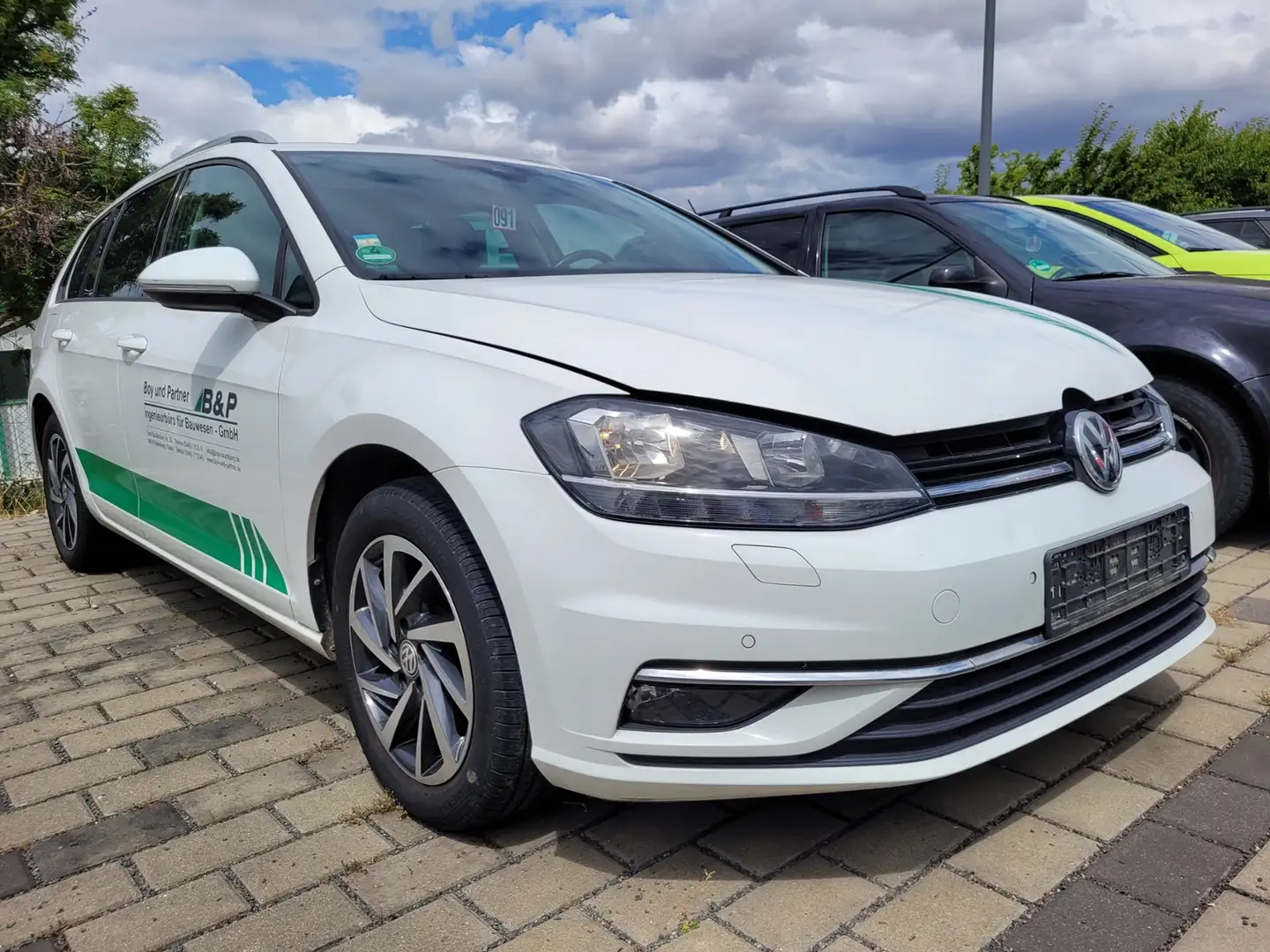 Volkswagen Golf Variant VII 1.4 TSI UNFALL Sound Bílá - 2