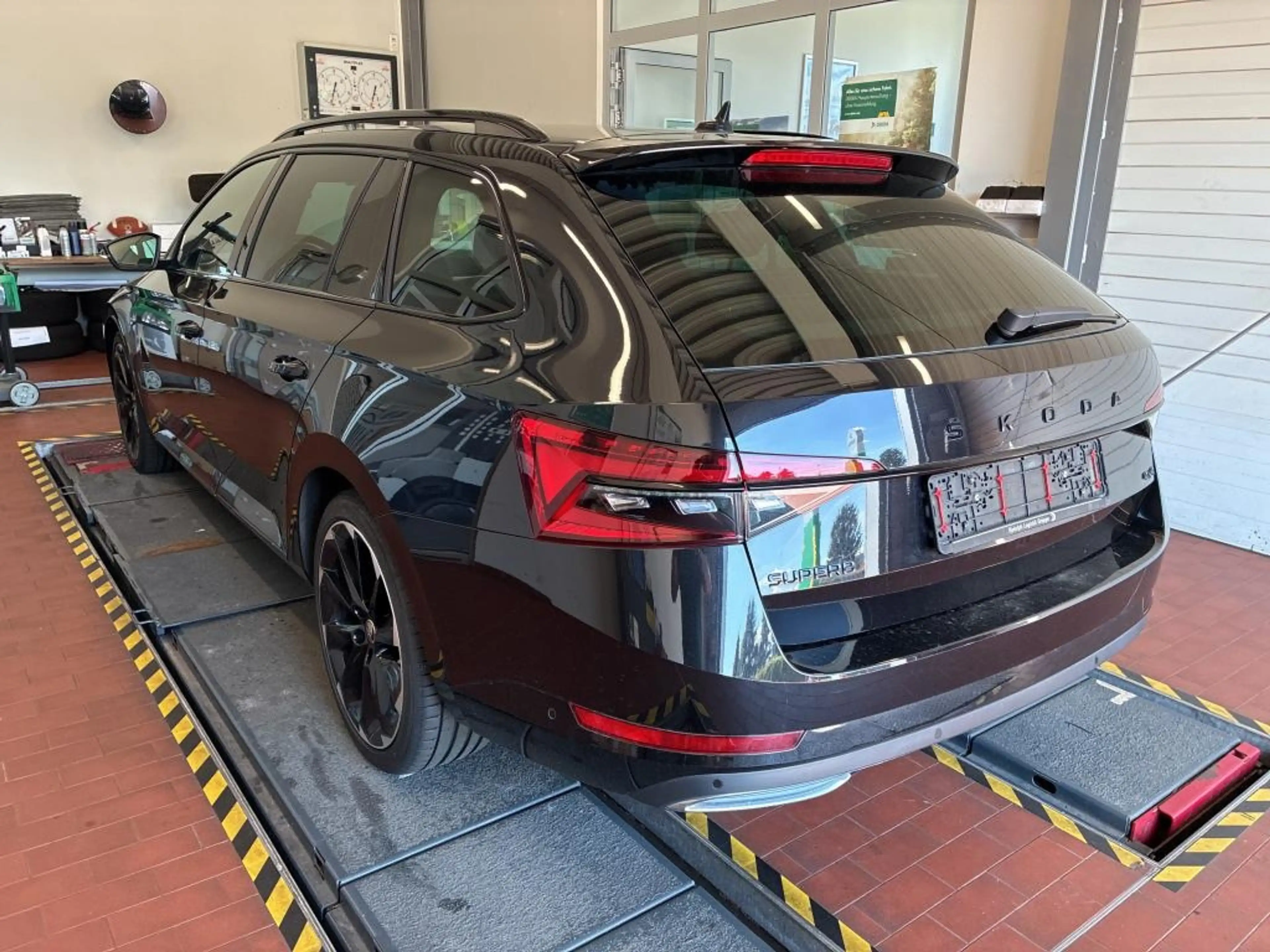 Skoda Superb Combi 2.0 TDI DSG 4x4 SPORTLINE +AHK +MATRIX +ACC — photo 4