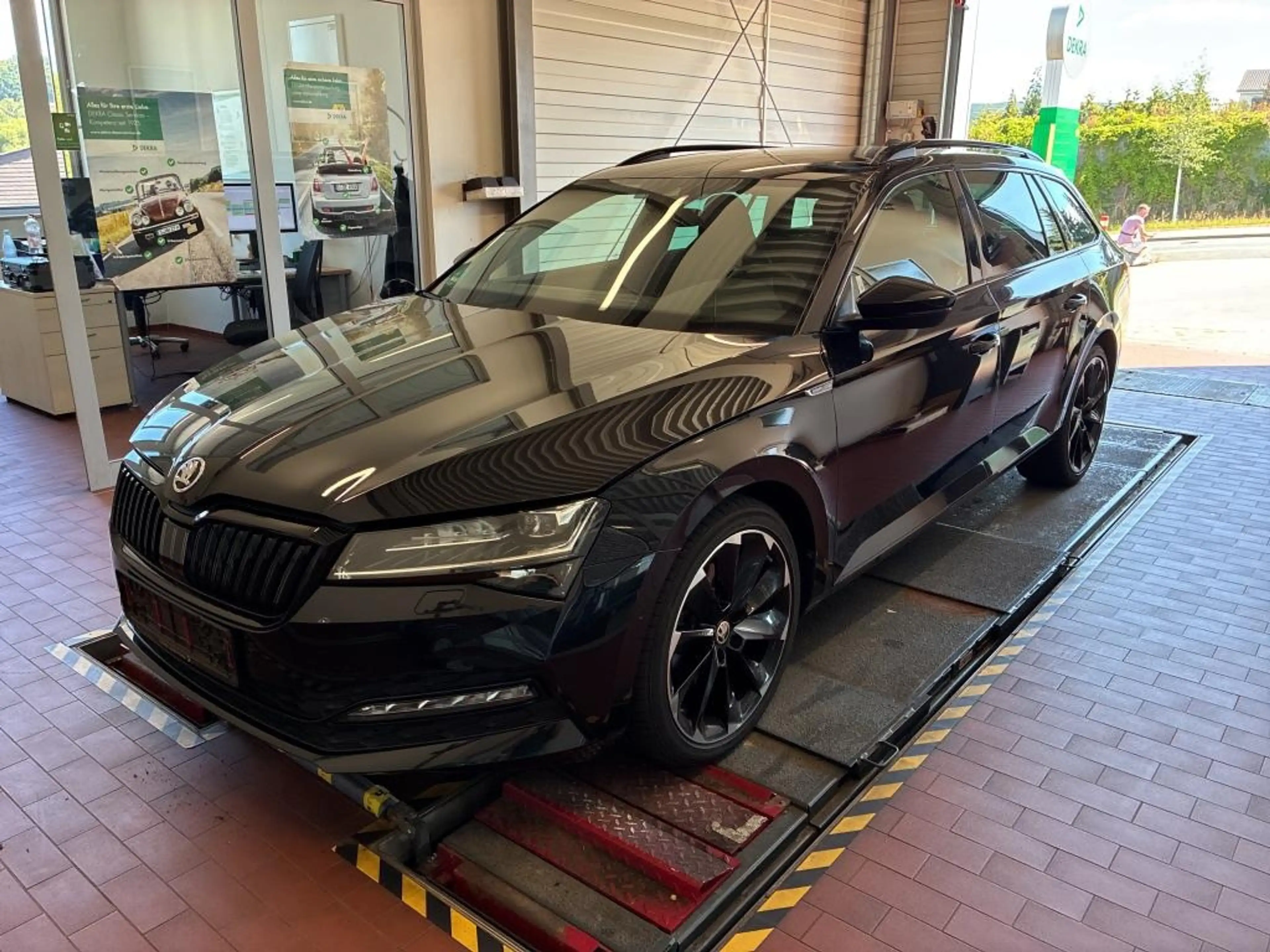 Skoda Superb Combi 2.0 TDI DSG 4x4 SPORTLINE +AHK +MATRIX +ACC — photo 2