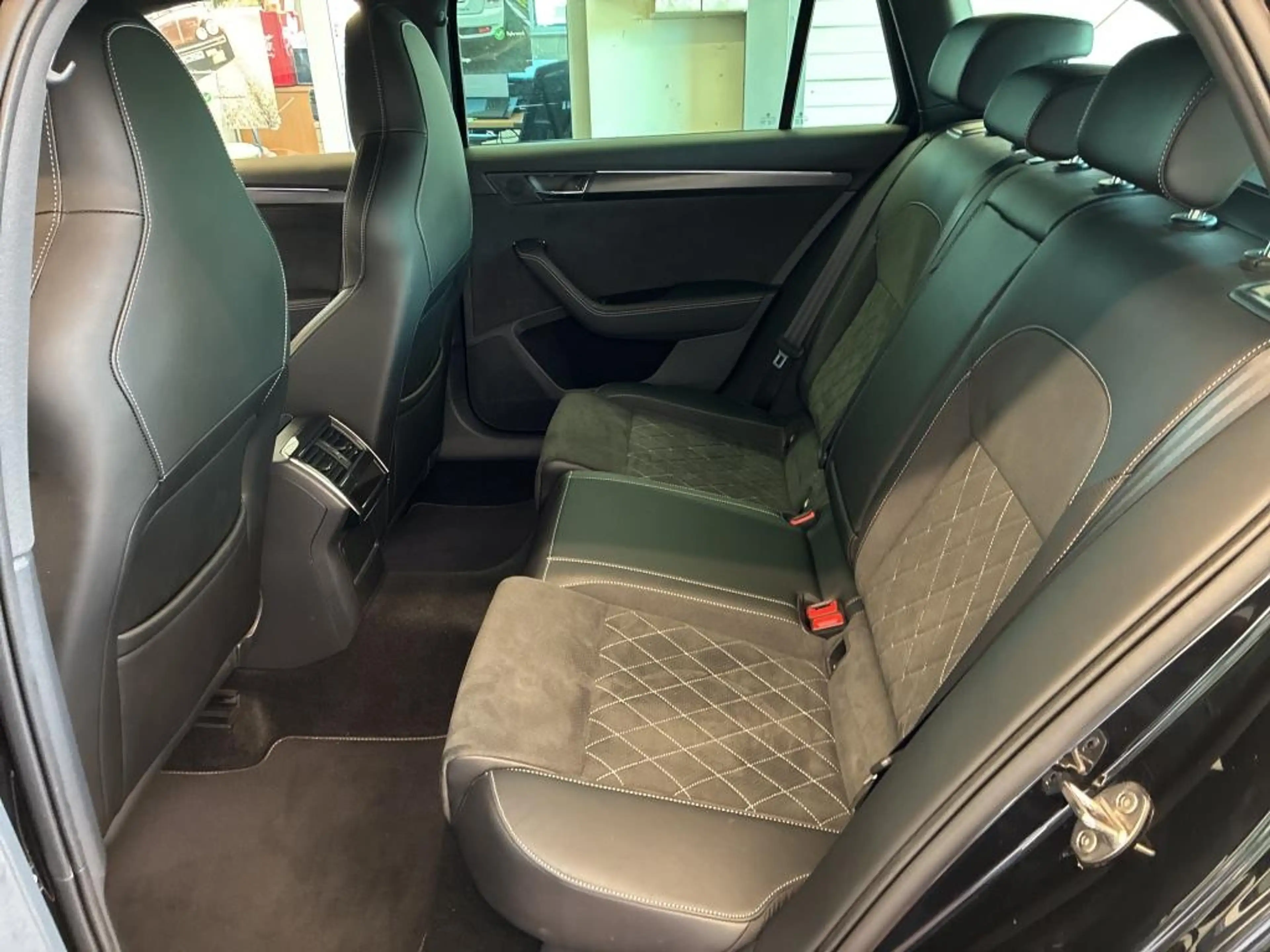 Skoda Superb Combi 2.0 TDI DSG 4x4 SPORTLINE +AHK +MATRIX +ACC — photo 8