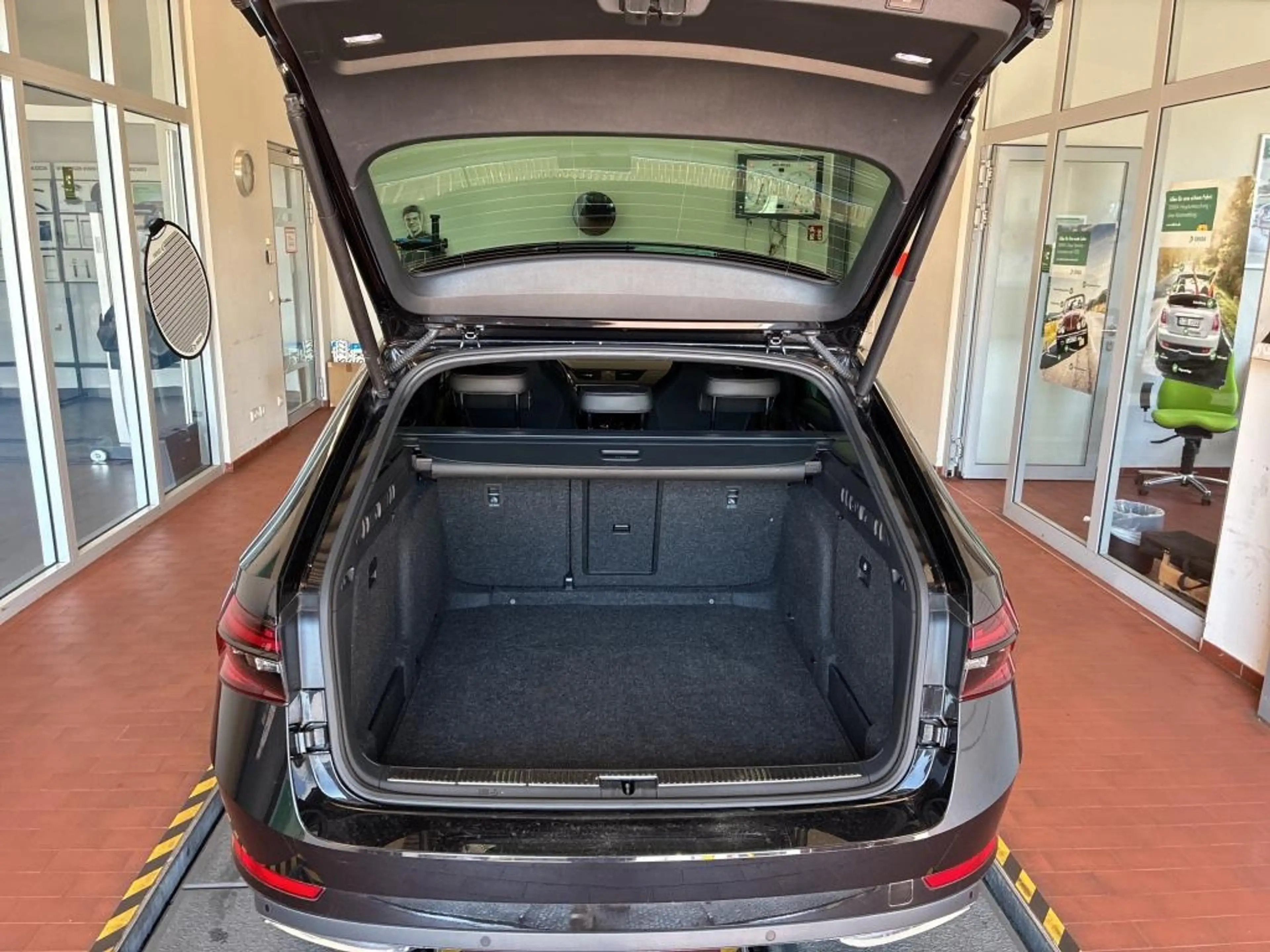 Skoda Superb Combi 2.0 TDI DSG 4x4 SPORTLINE +AHK +MATRIX +ACC — photo 11