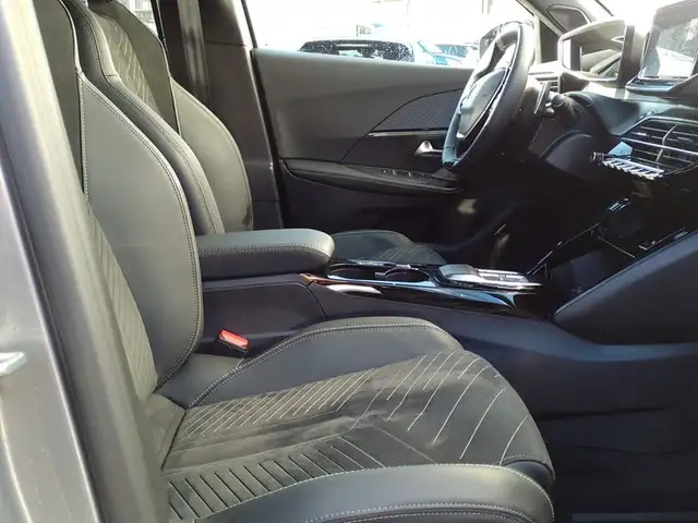 Peugeot 2008 view 9