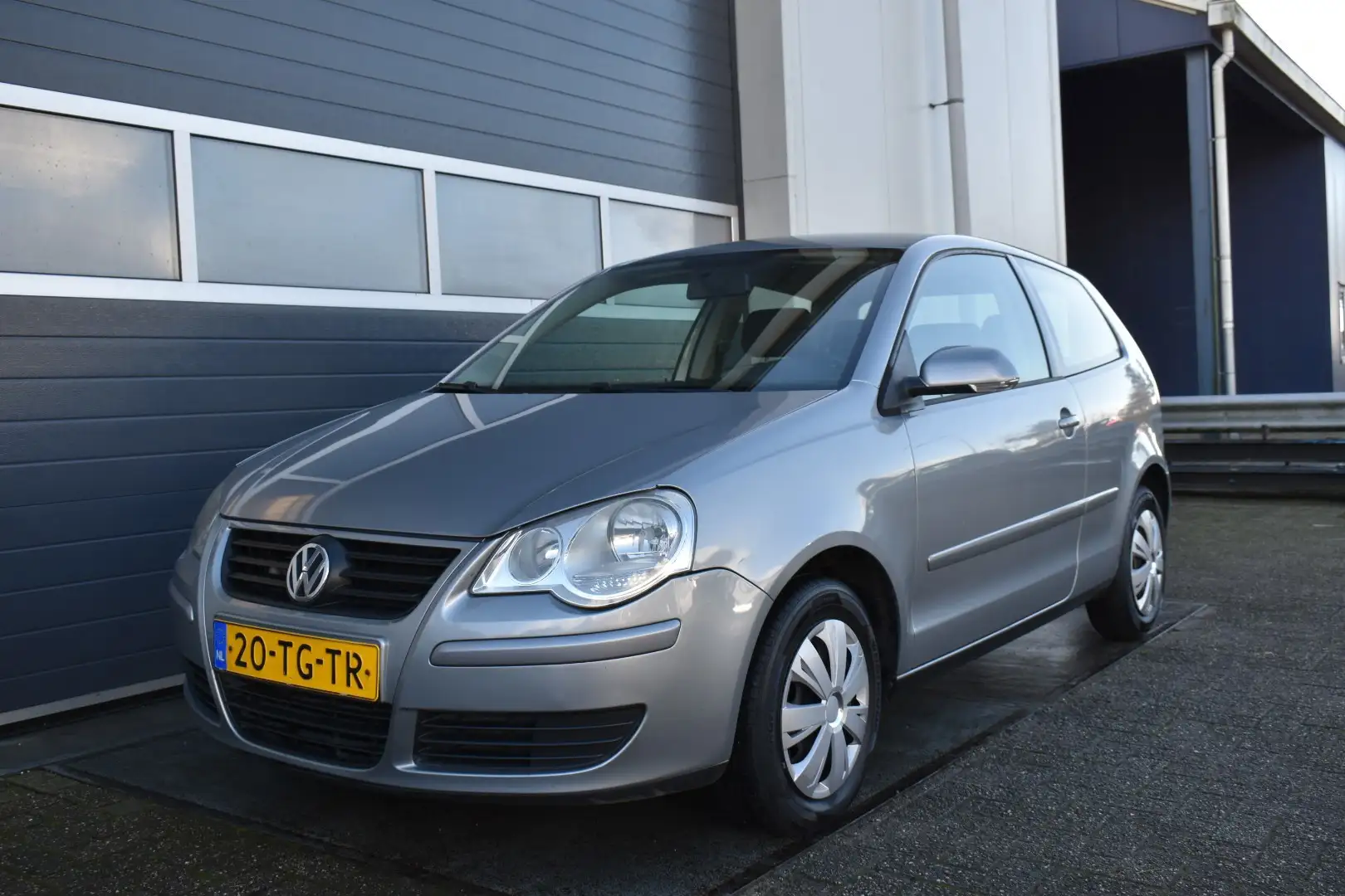 Volkswagen Polo 1.4-16V Optive Grijs - 1