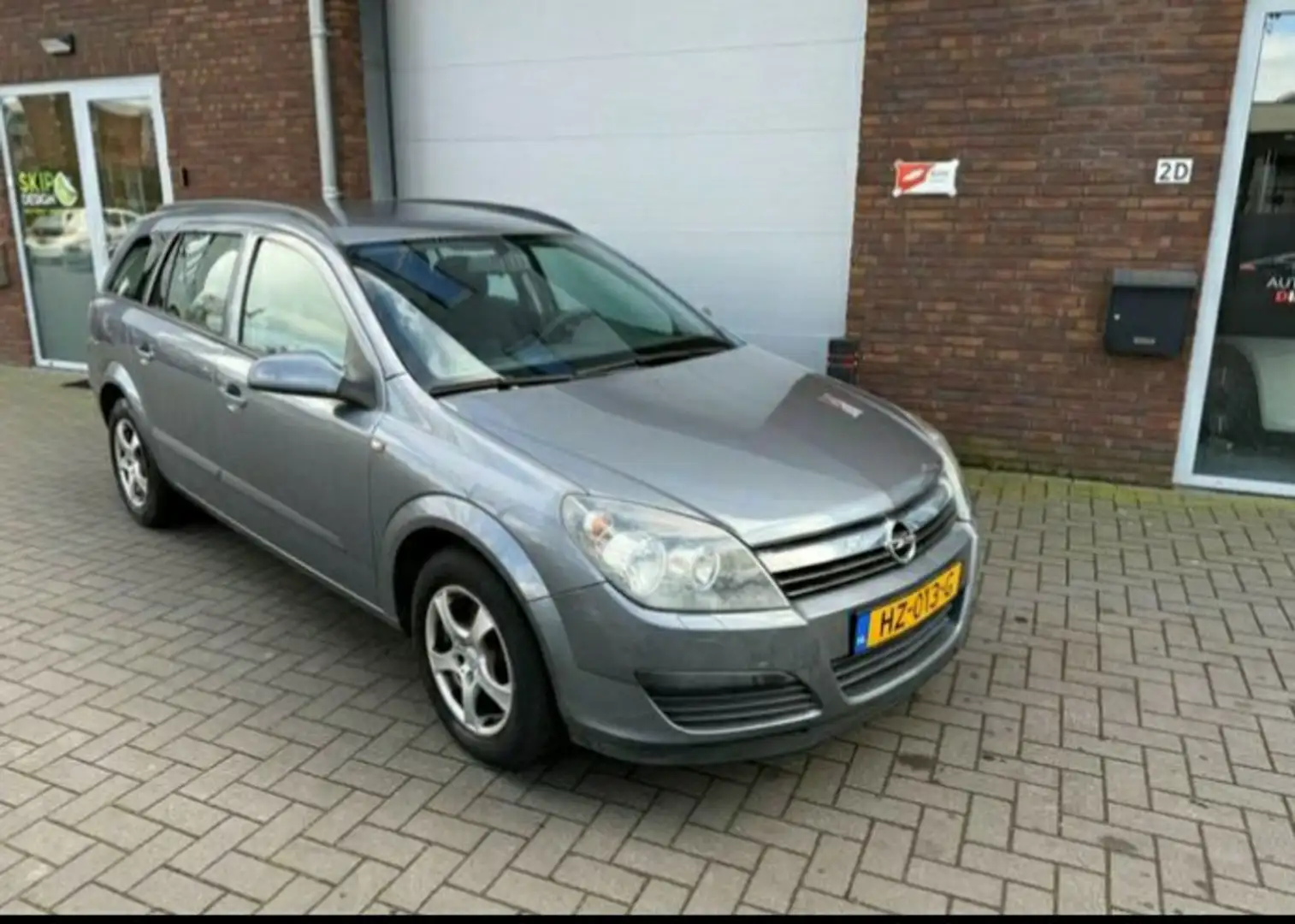 Opel Astra 1.6 Essentia Grijs - 1