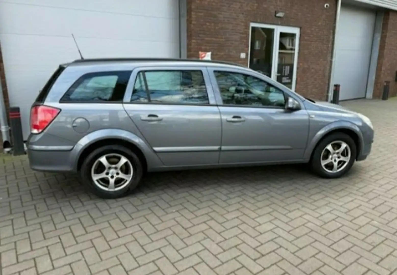 Opel Astra 1.6 Essentia Grijs - 2