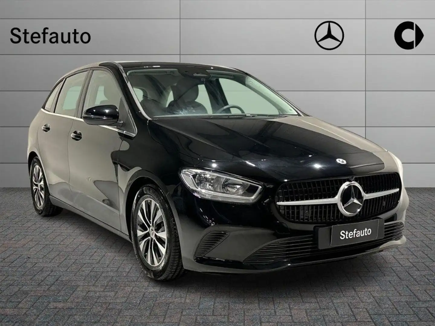 Mercedes-Benz B 180 d Automatic Executive Černá - 1