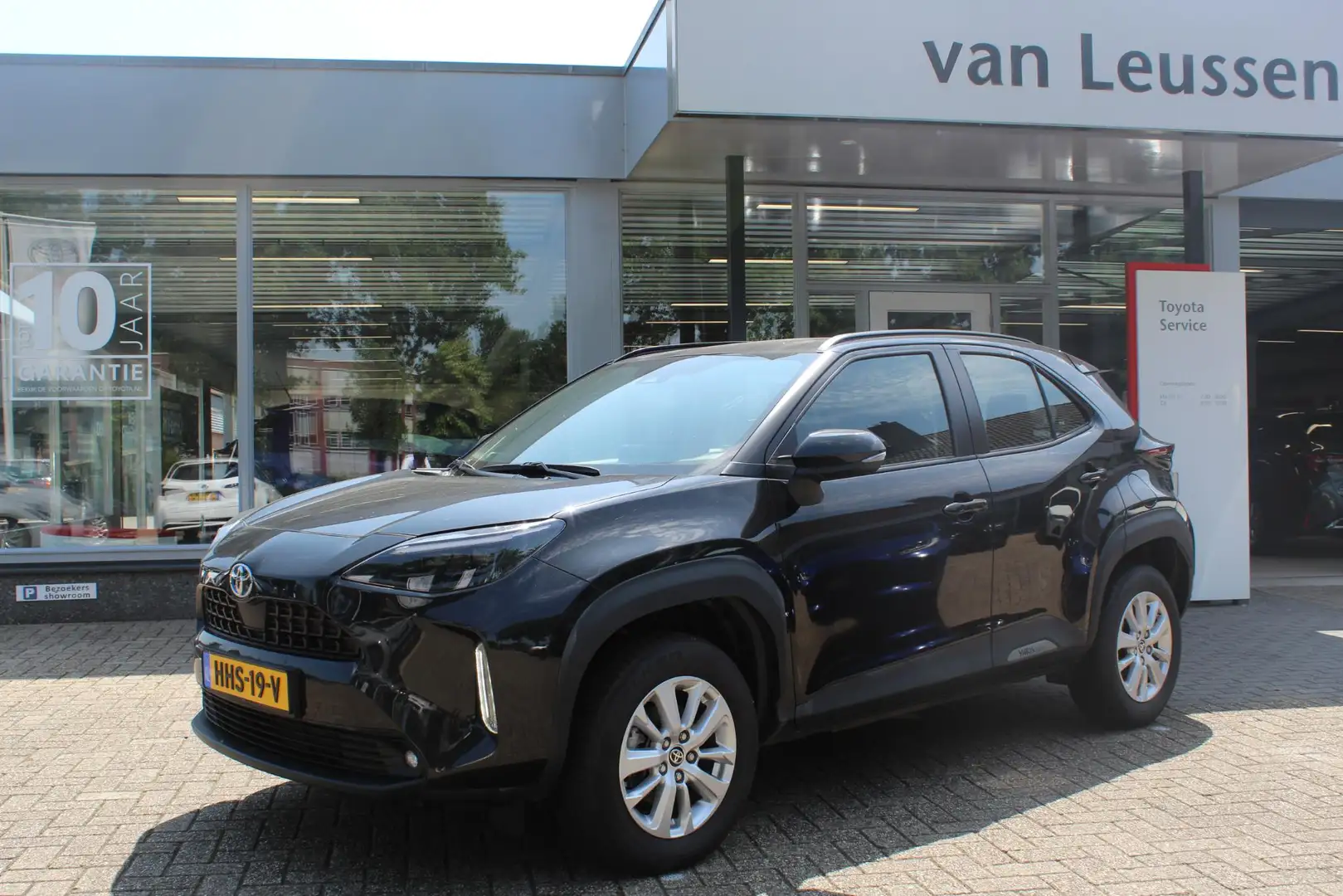 Toyota Yaris Cross 1.5 HYBRID STOEL-STUUR & RUITENWISSER VERW. HEAD-U Zwart - 1