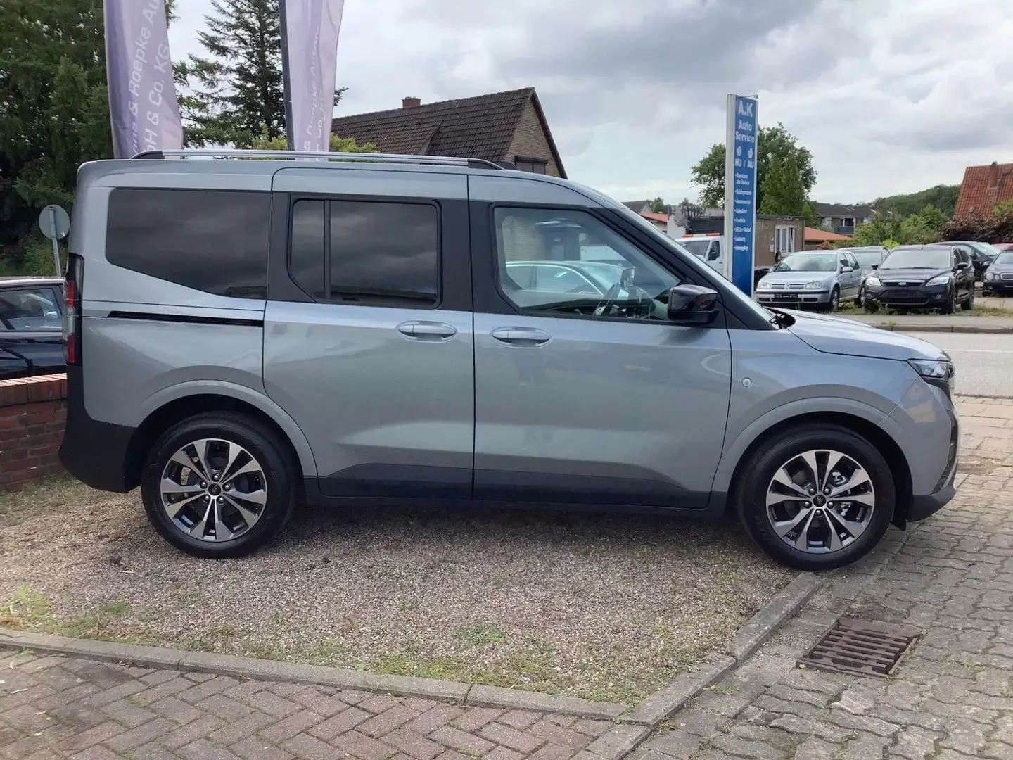 Ford Tourneo Courier Titanium Automatik / KAMERA / Silber - 2