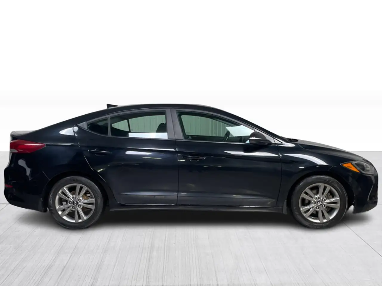 Hyundai ELANTRA photo Hyundai ELANTRA