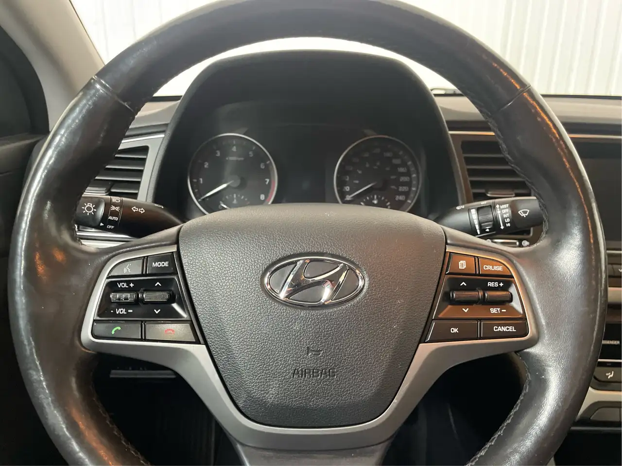 Hyundai ELANTRA photo Hyundai ELANTRA