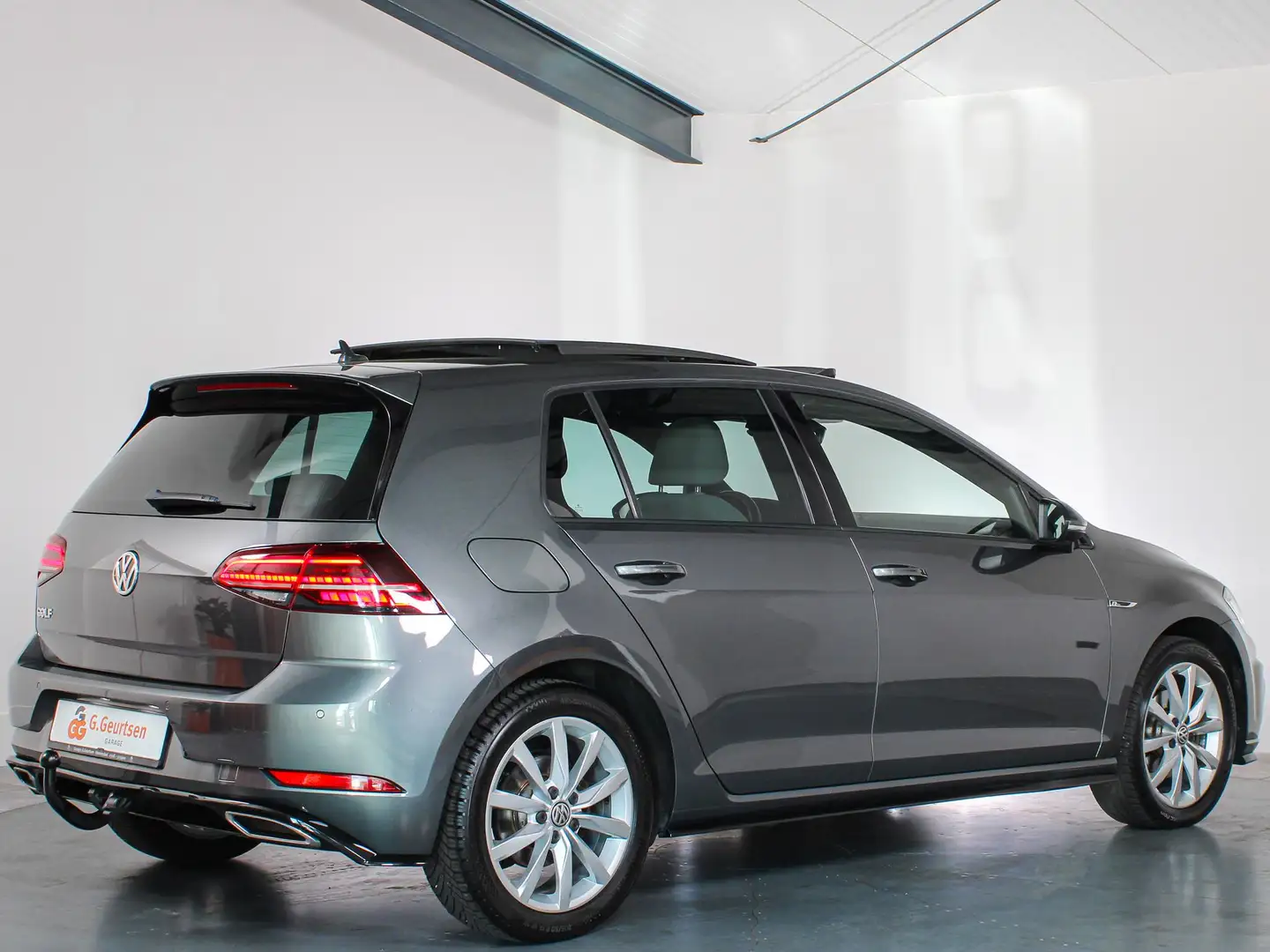 Volkswagen Golf 1.4 TSI Highline R-line, Panoramadak, Trekhaak, LE Grijs - 2