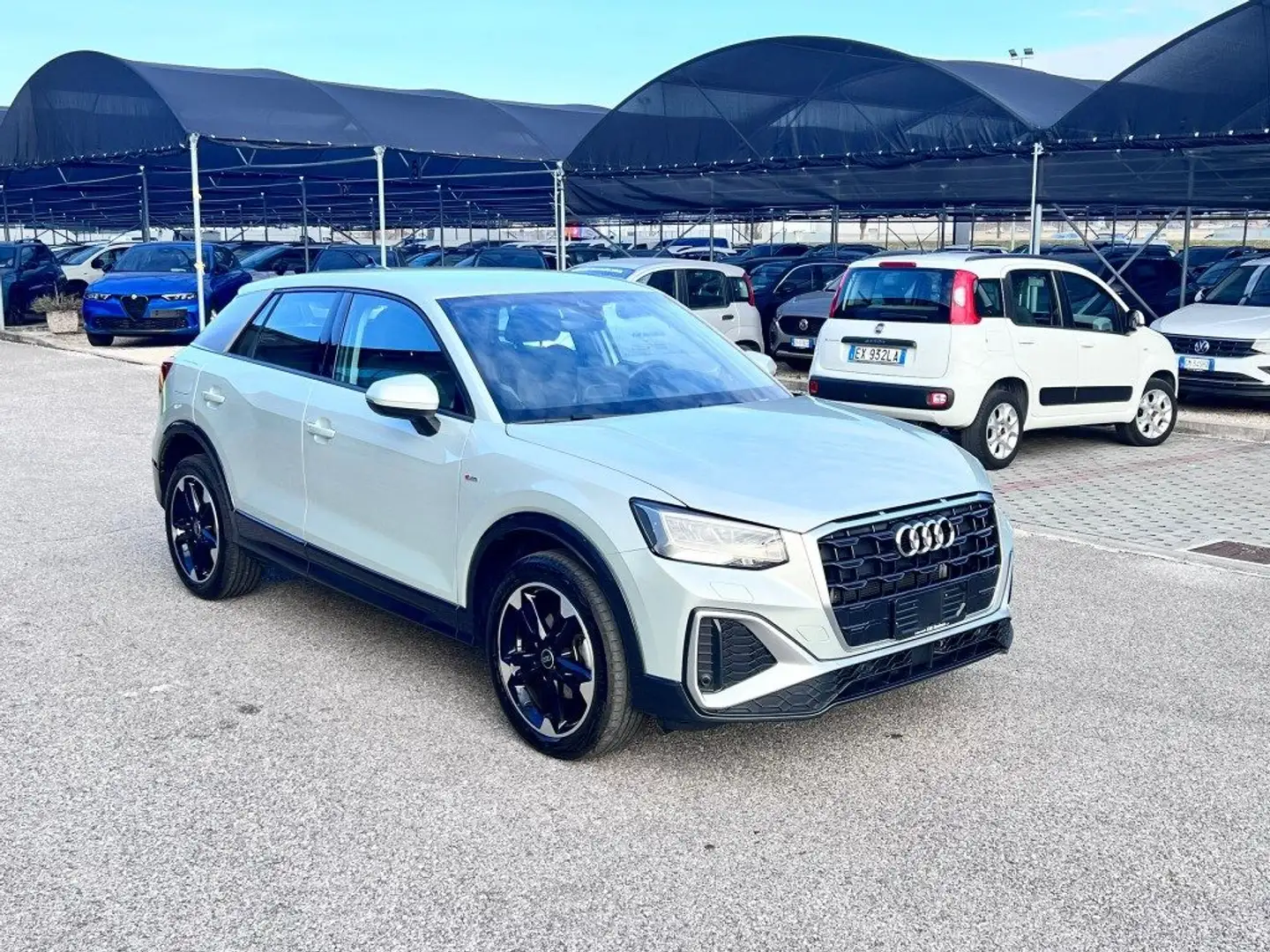 Audi Q2 30 TDI S line Silber - 2
