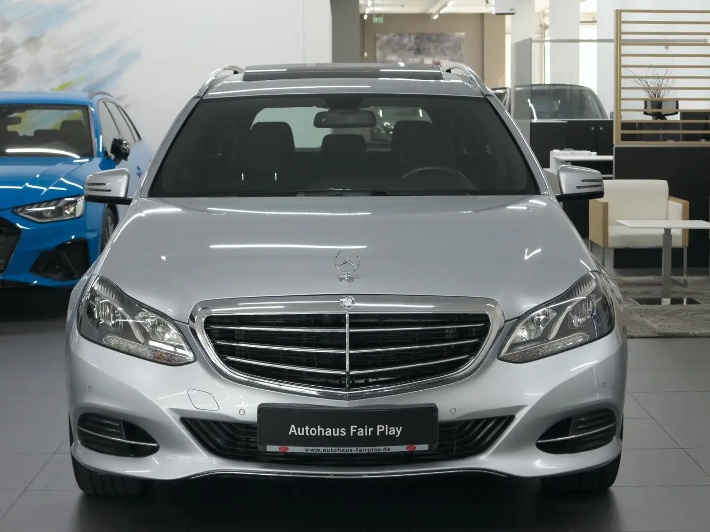 Mercedes-Benz E 220 Elegance /LED/COMAND/KAMERA/S-DACH/U-FREI! Silber - 2