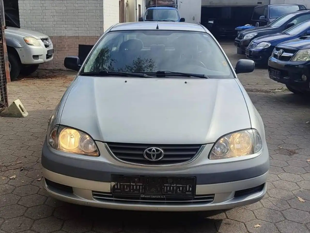 Toyota Avensis 5 Doors Bensin, foto 1