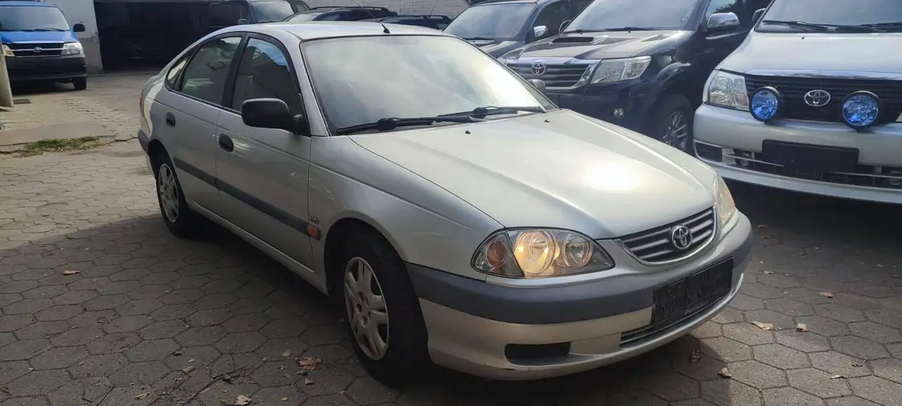 Toyota Avensis 5 Doors Bensin, foto 2