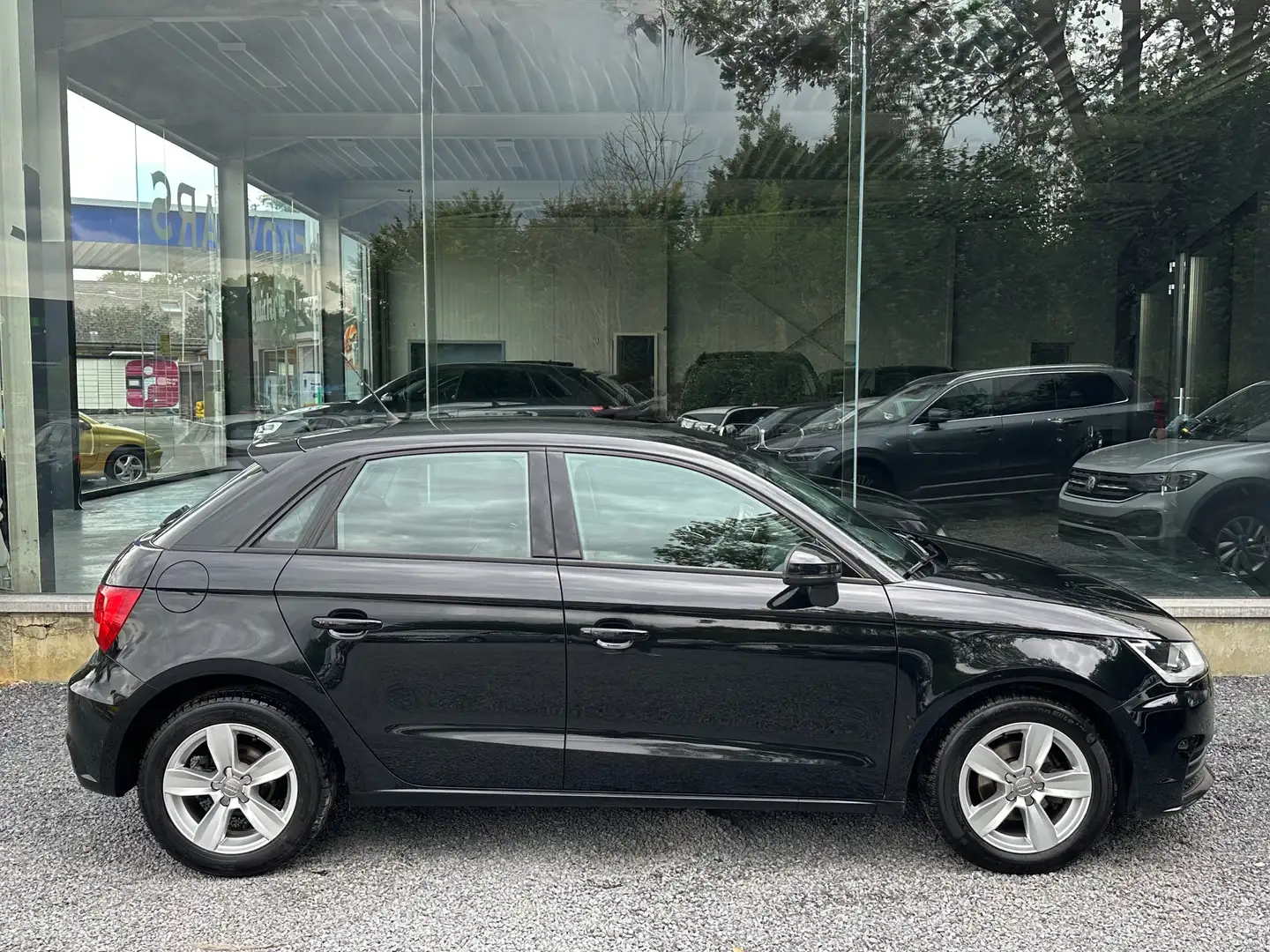Audi A1 *1.0*95CV*1ER PROP*CARNET COMPLET*NAVI*GARANTIE* Zwart - 2