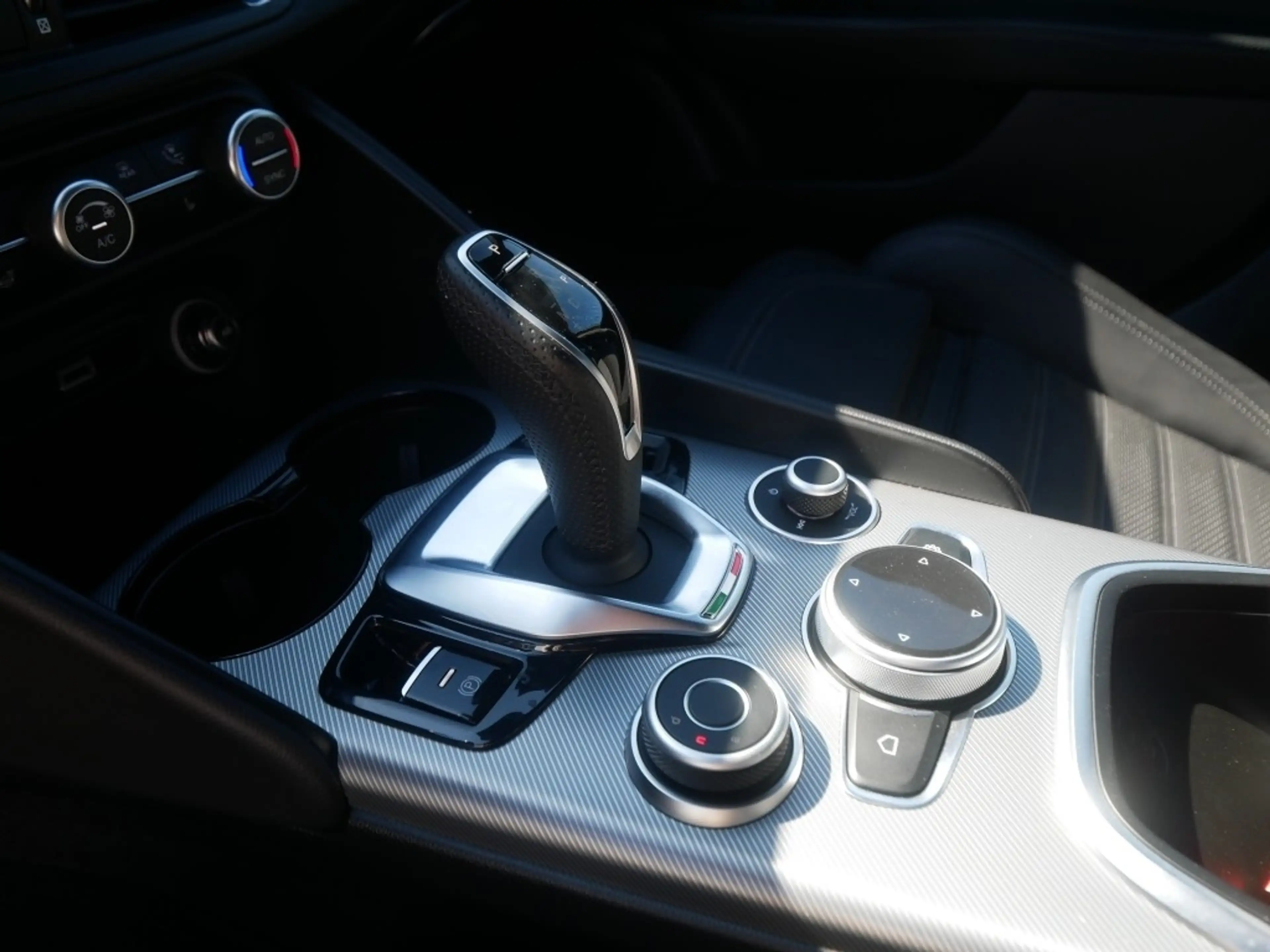 Alfa Romeo Giulia VELOCE 2.0 TURBO 16V 280 PS AT TECHNOLOGIE — photo 10