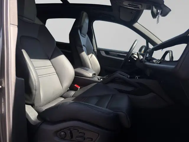 Porsche Cayenne view 11