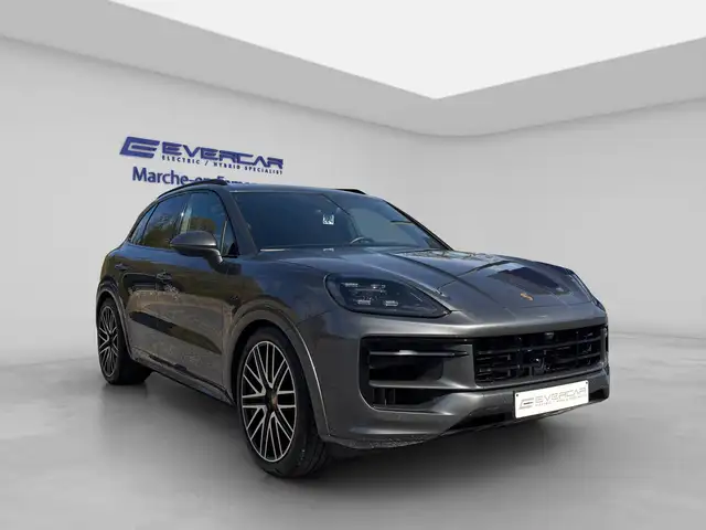 Porsche Cayenne view 3