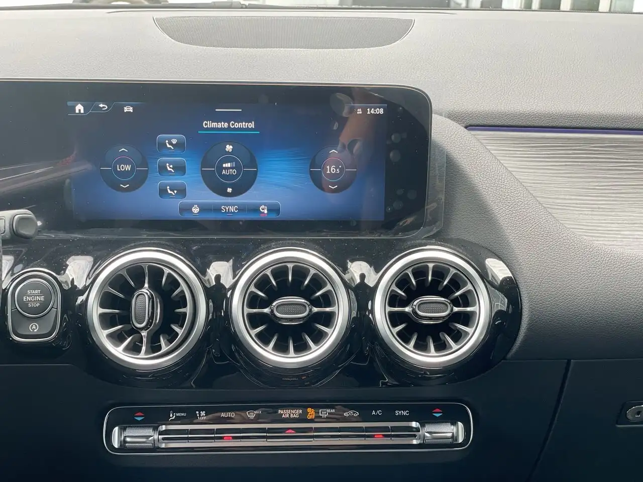 Mercedes-Benz GLA снимка Mercedes-Benz GLA