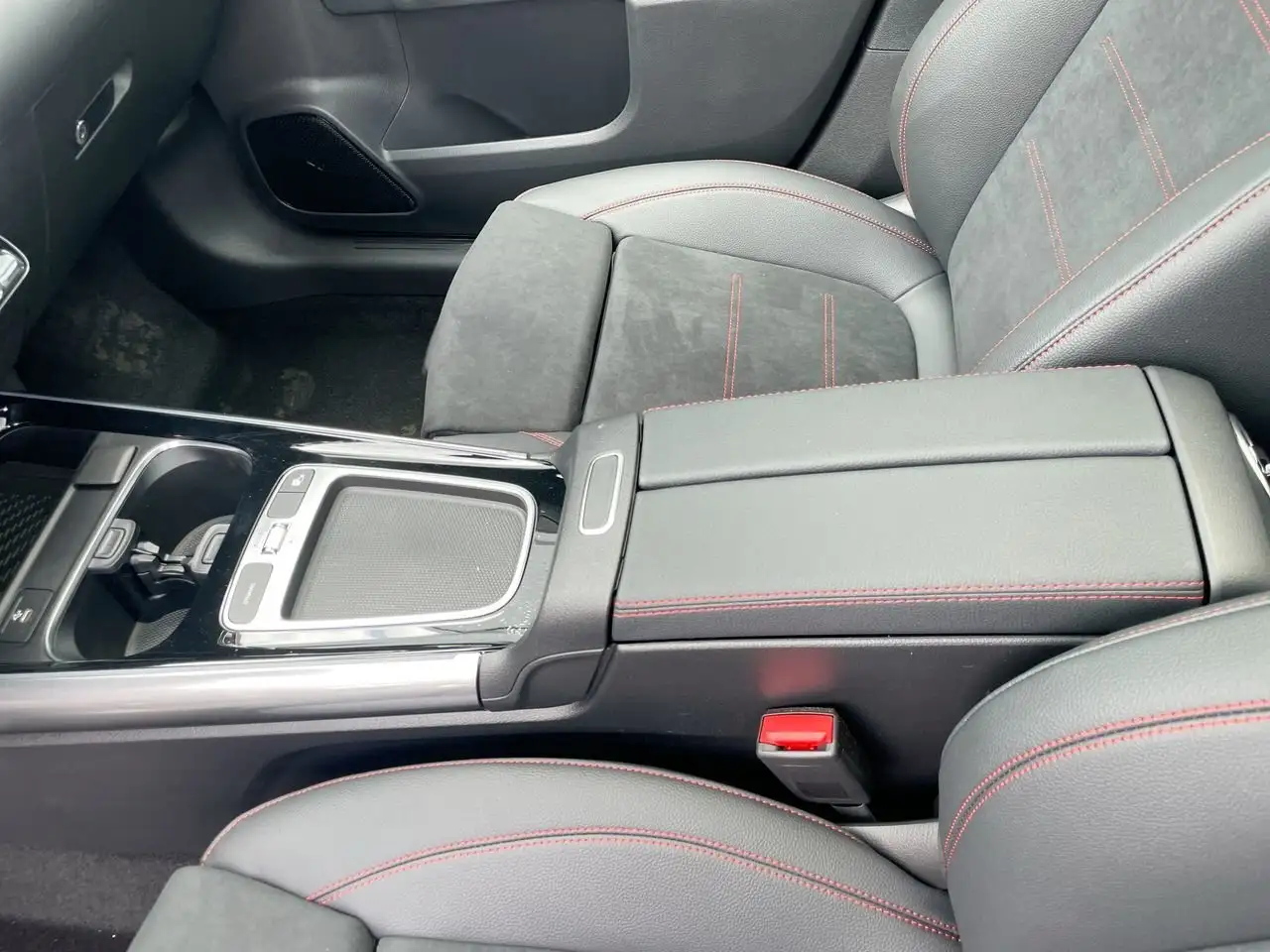 Mercedes-Benz GLA снимка Mercedes-Benz GLA