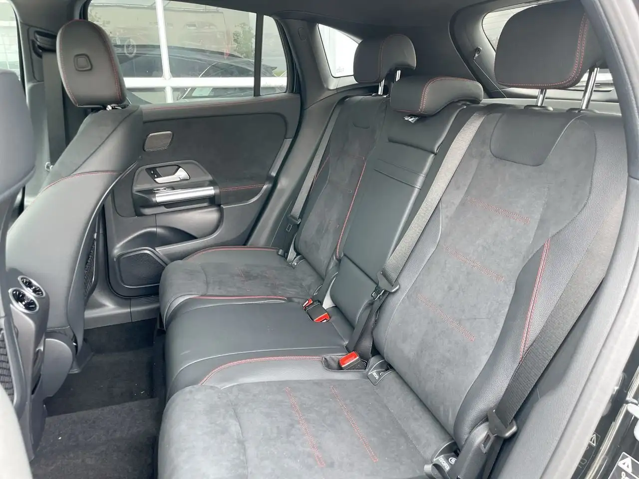 Mercedes-Benz GLA снимка Mercedes-Benz GLA