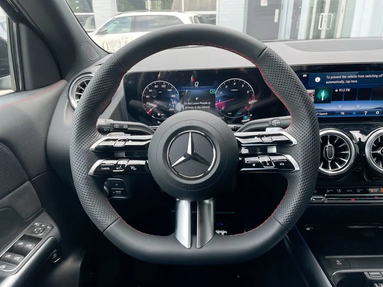 Mercedes-Benz GLA снимка Mercedes-Benz GLA