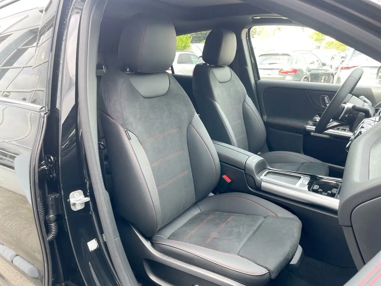 Mercedes-Benz GLA снимка Mercedes-Benz GLA