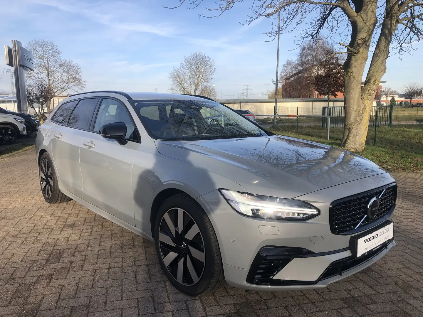 Volvo V90 Plus Dark T6 AWD Plug-in Hybrid Grau - 2