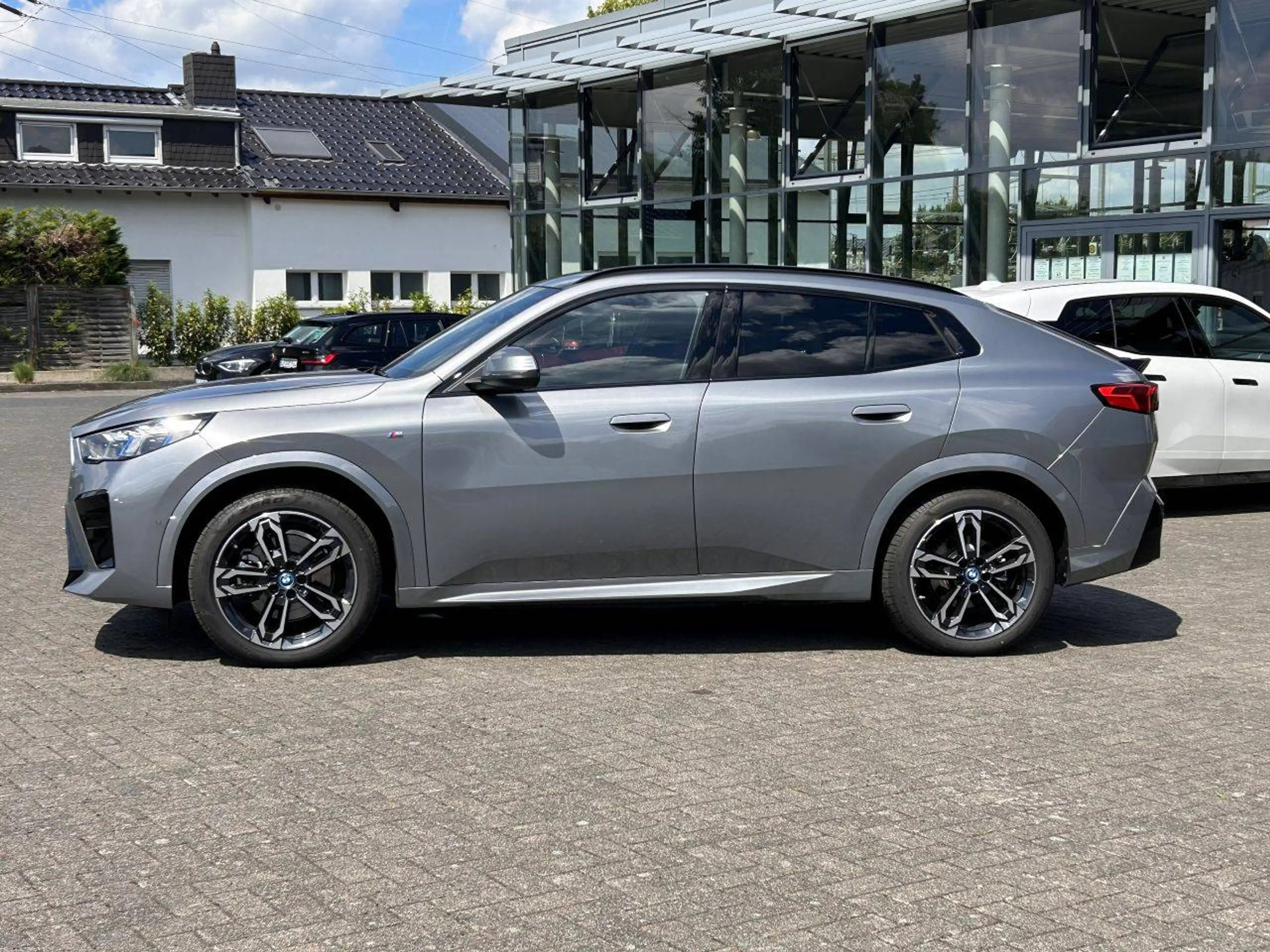 BMW iX2 30 xDrive M Sport / Glasdach / AHK schwenkbar — photo 3