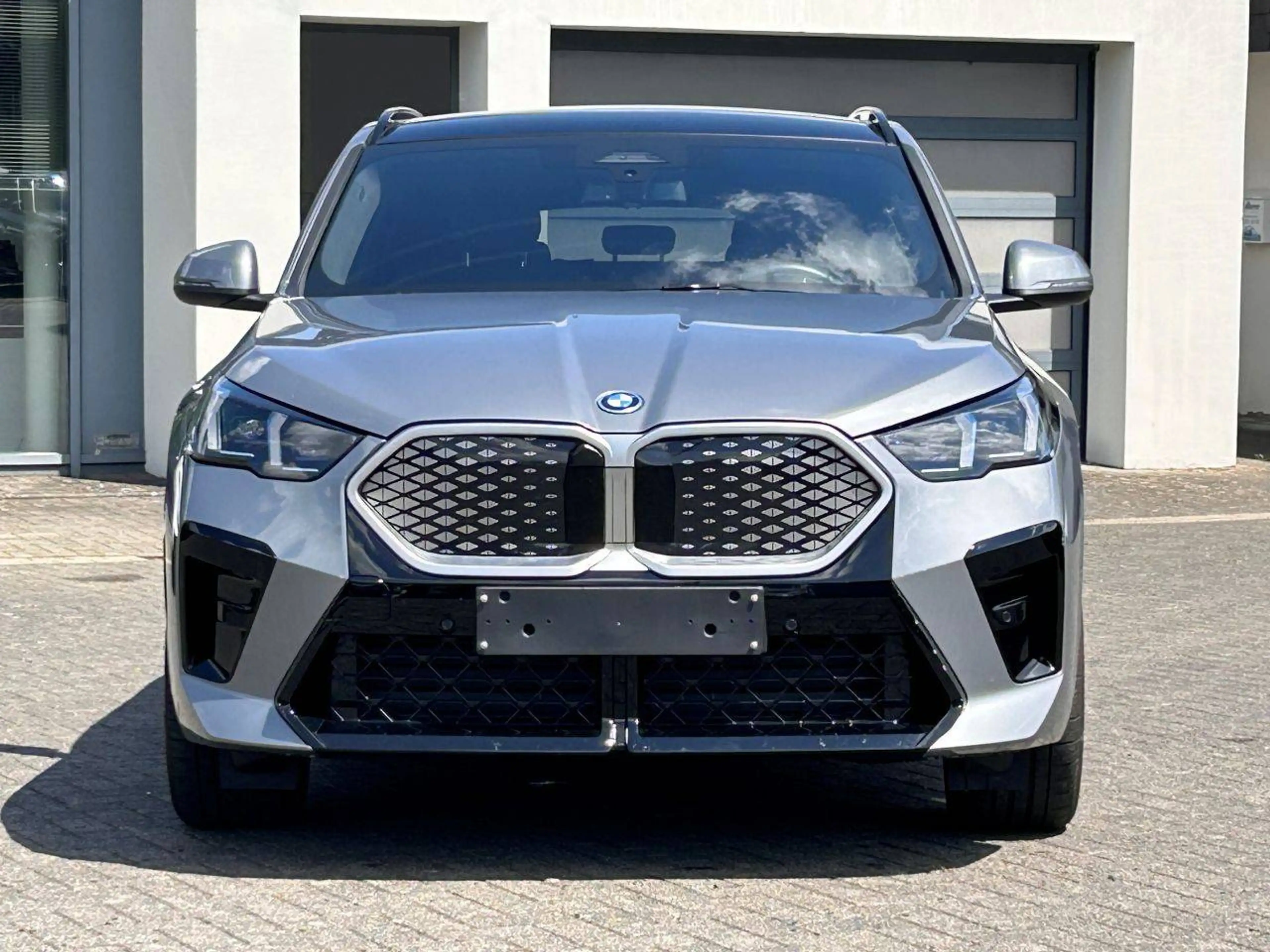 BMW iX2 30 xDrive M Sport / Glasdach / AHK schwenkbar — photo 2