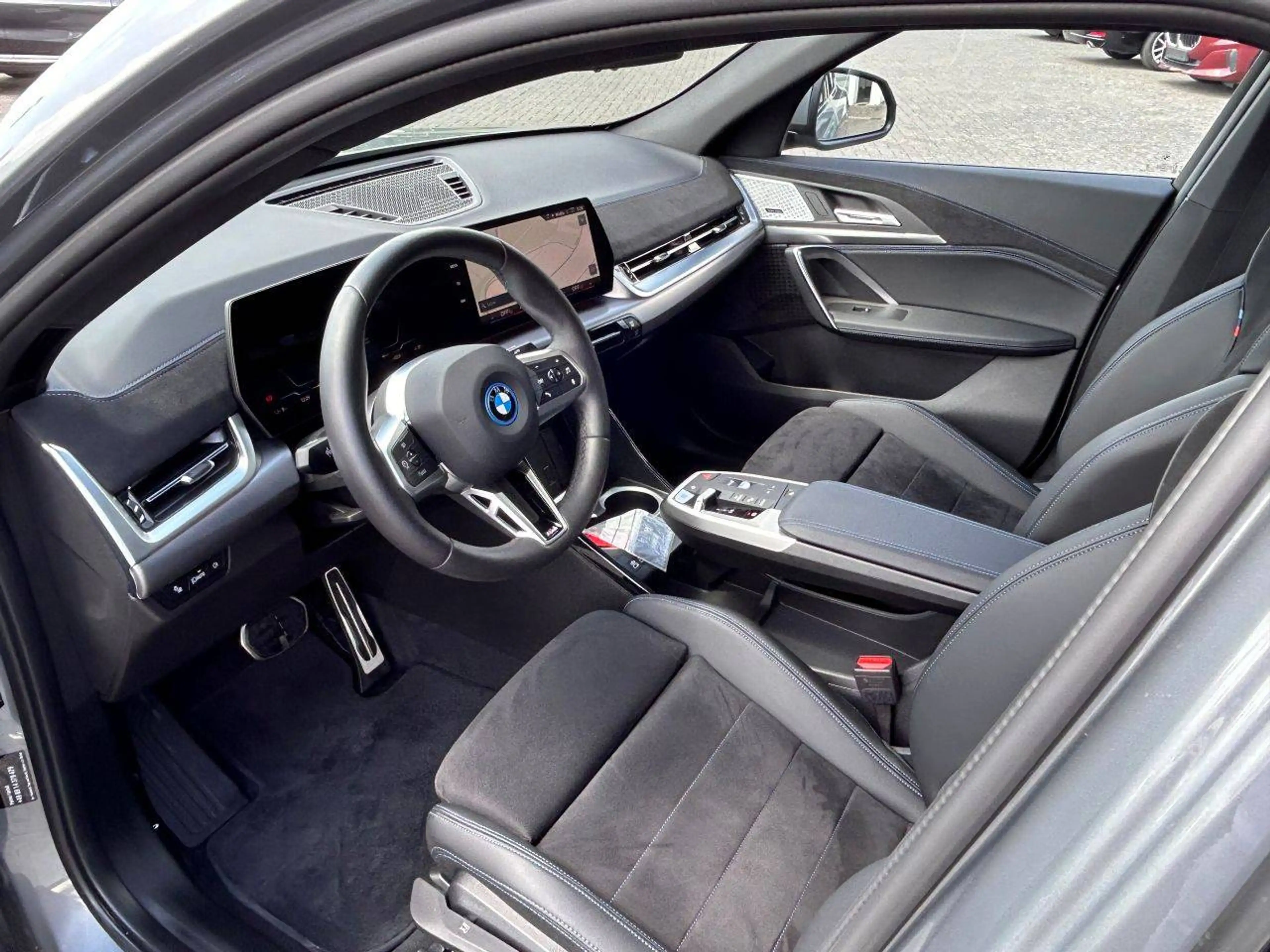 BMW iX2 30 xDrive M Sport / Glasdach / AHK schwenkbar — photo 6