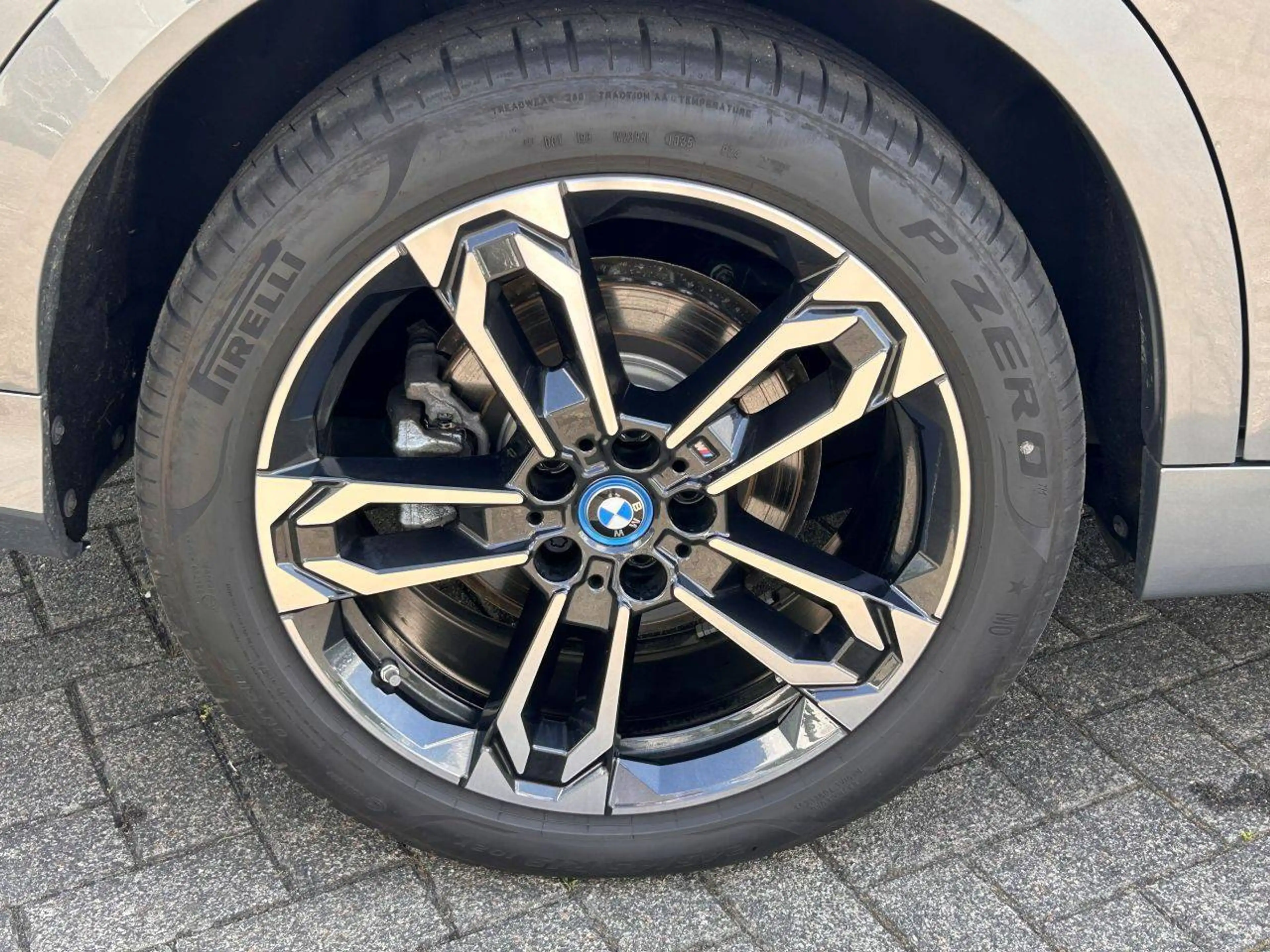 BMW iX2 30 xDrive M Sport / Glasdach / AHK schwenkbar — photo 11