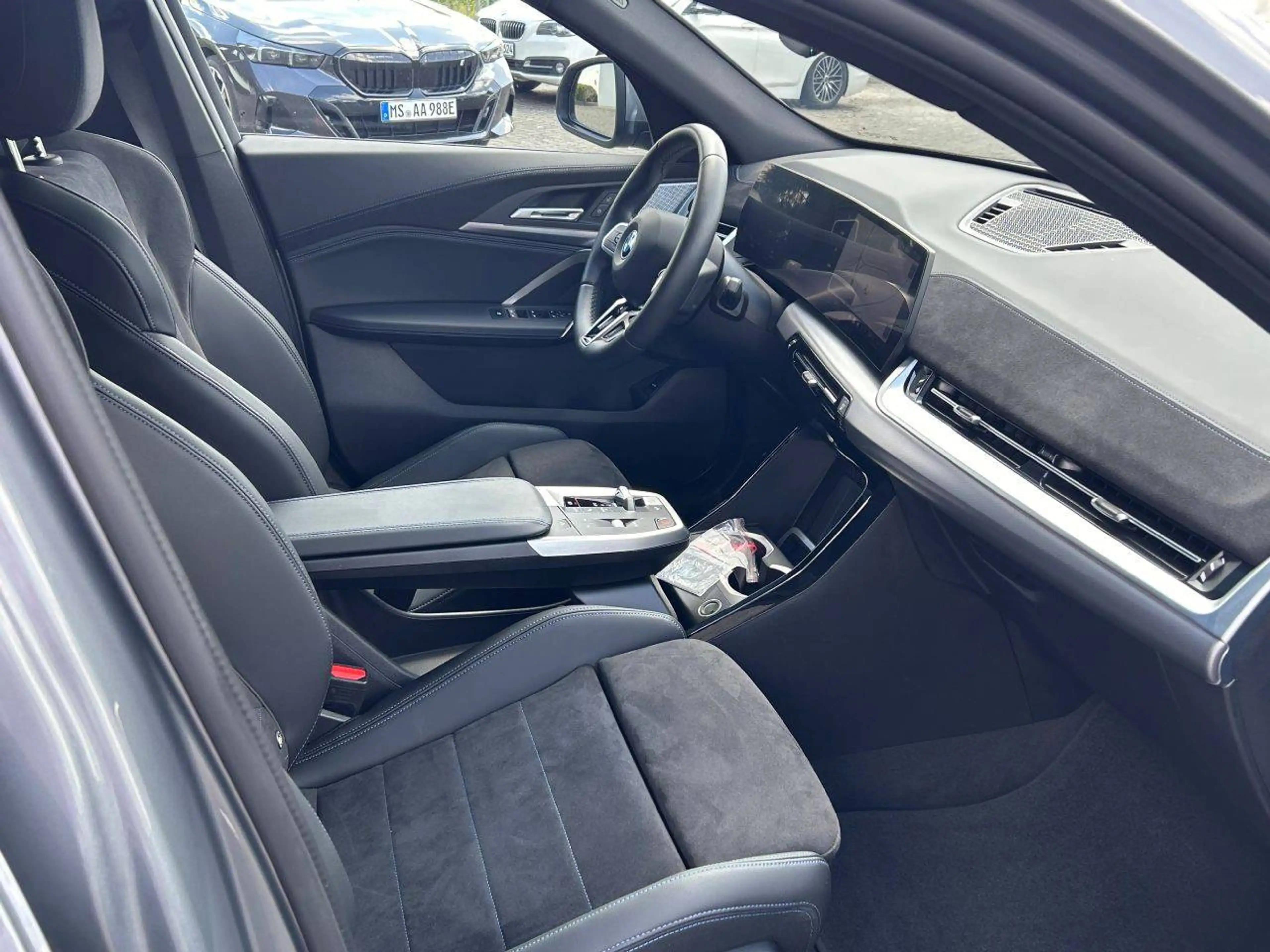 BMW iX2 30 xDrive M Sport / Glasdach / AHK schwenkbar — photo 8