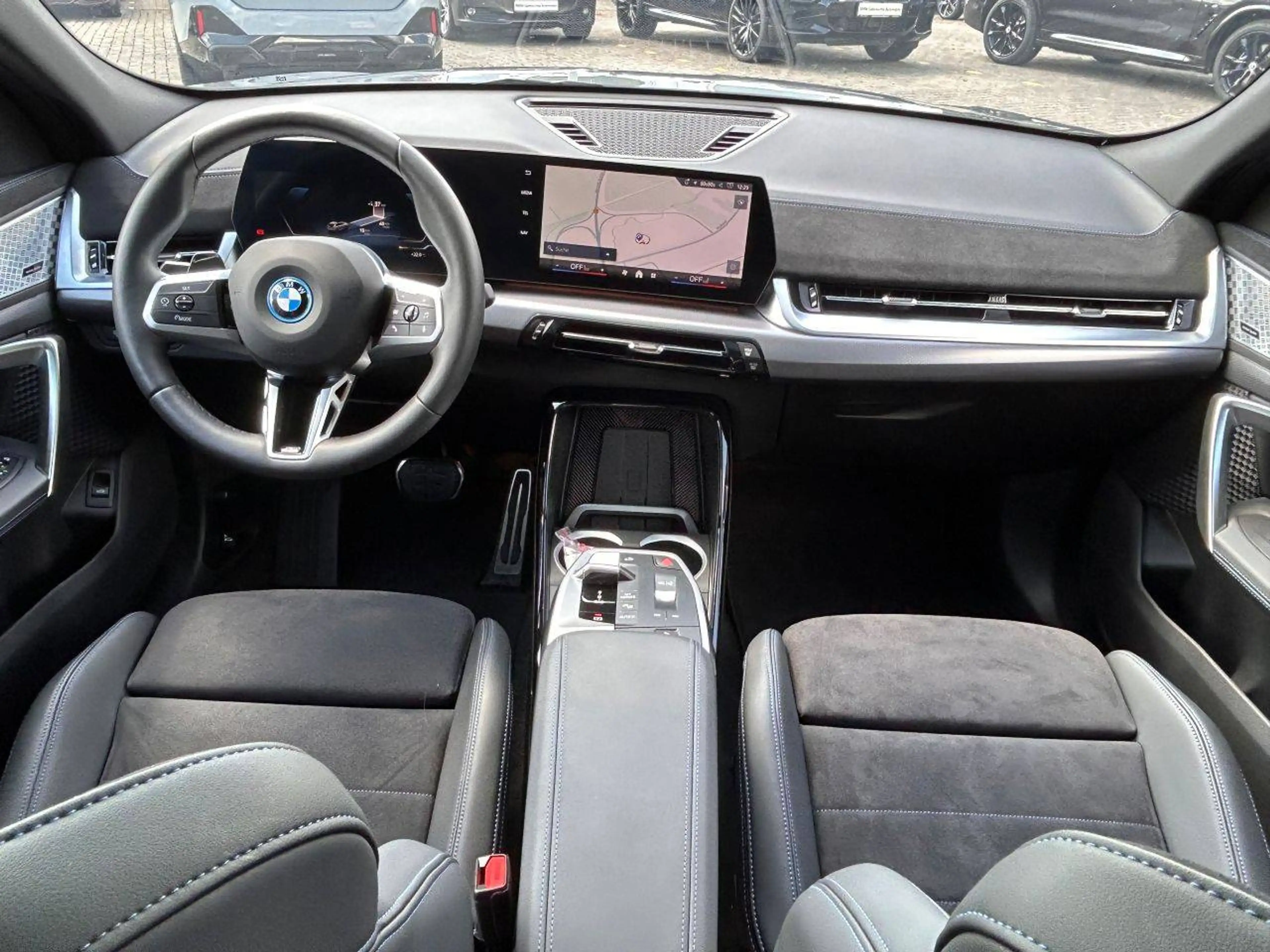 BMW iX2 30 xDrive M Sport / Glasdach / AHK schwenkbar — photo 7