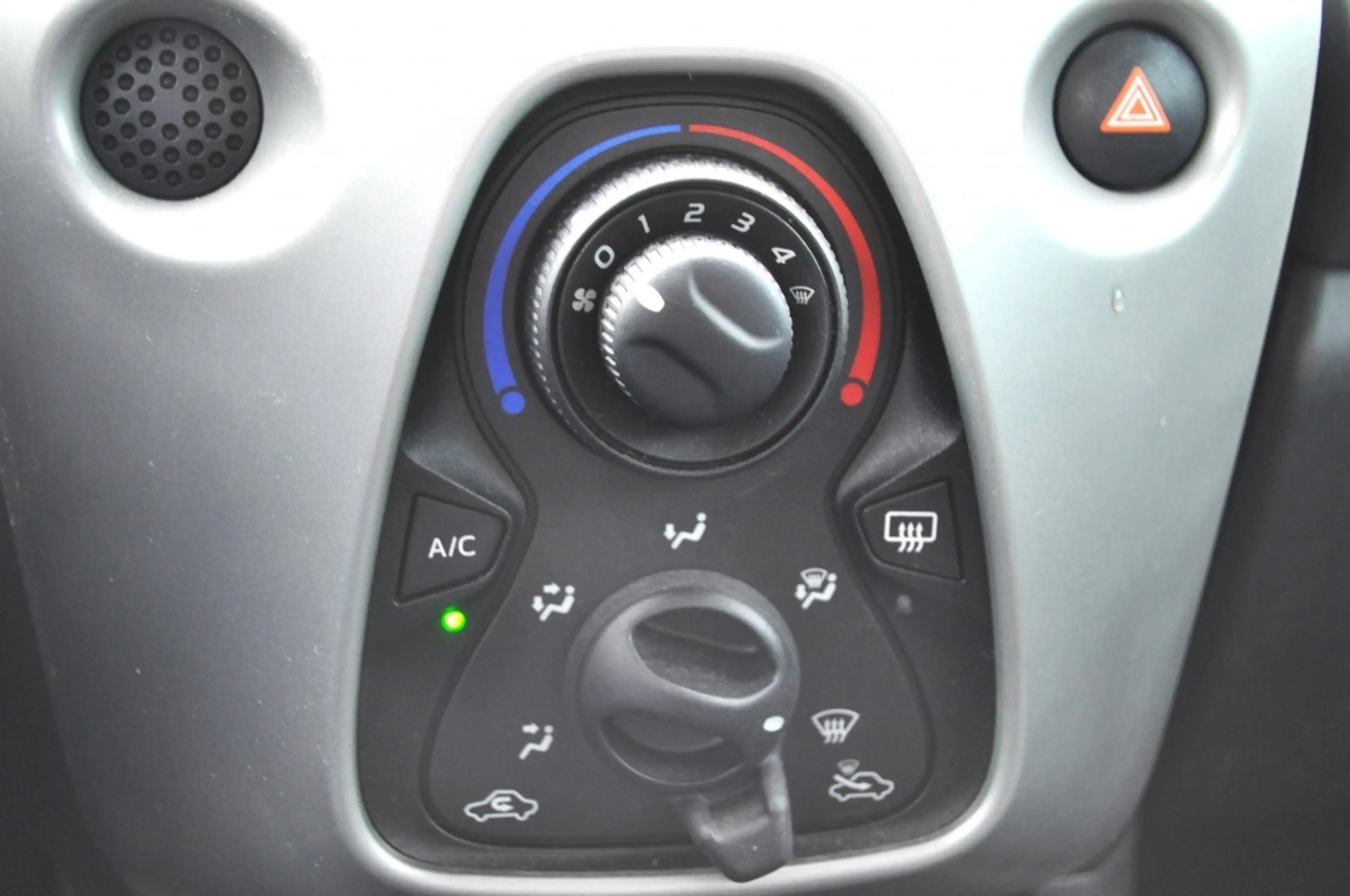 Peugeot 108 1.0 Active TOP schdak a/c mlv — photo 13