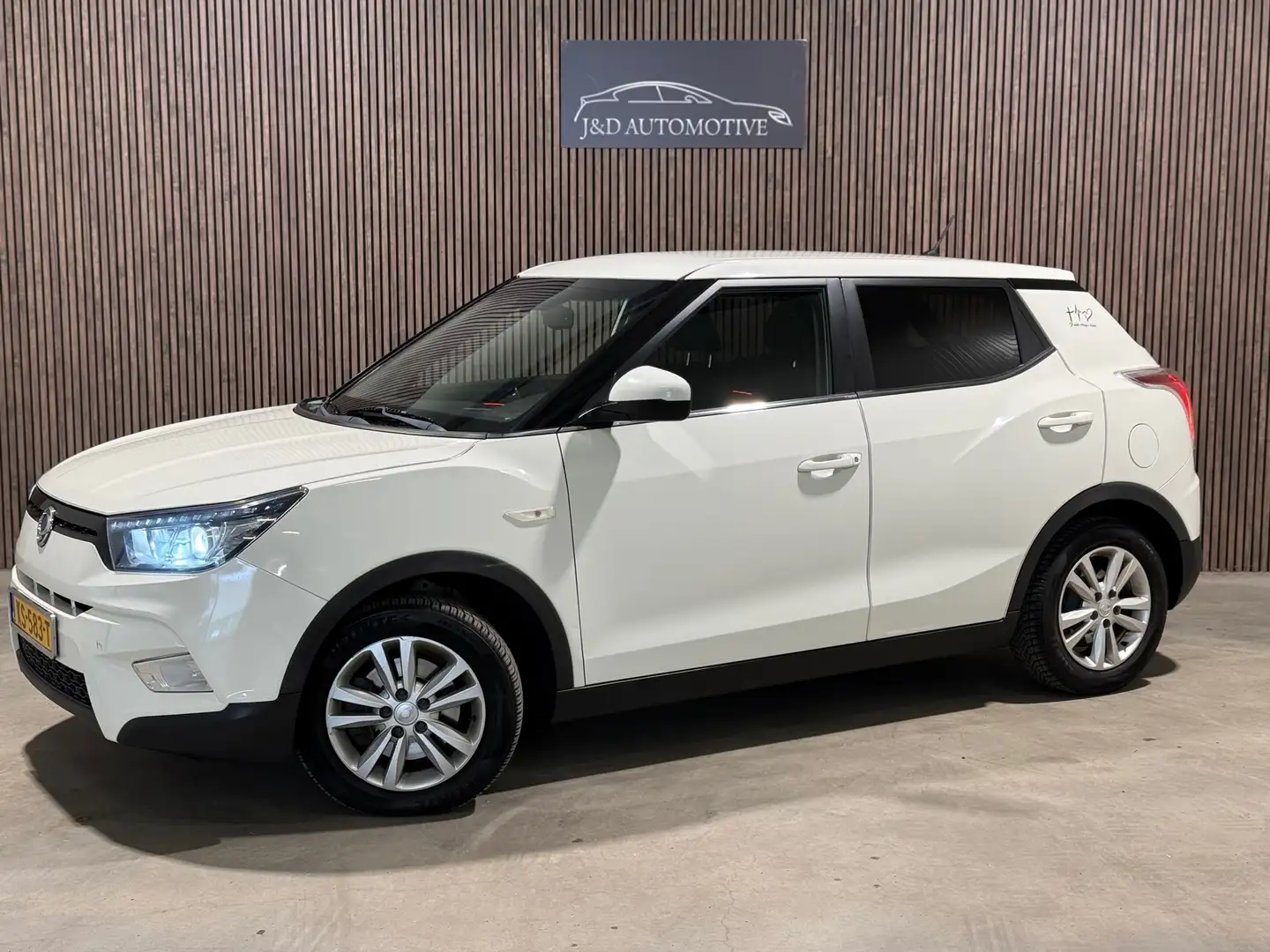 SsangYong Tivoli 1.6D Crystal 2015 XENON CAMERA CRUISE BLUETOOTH Blanco - 1