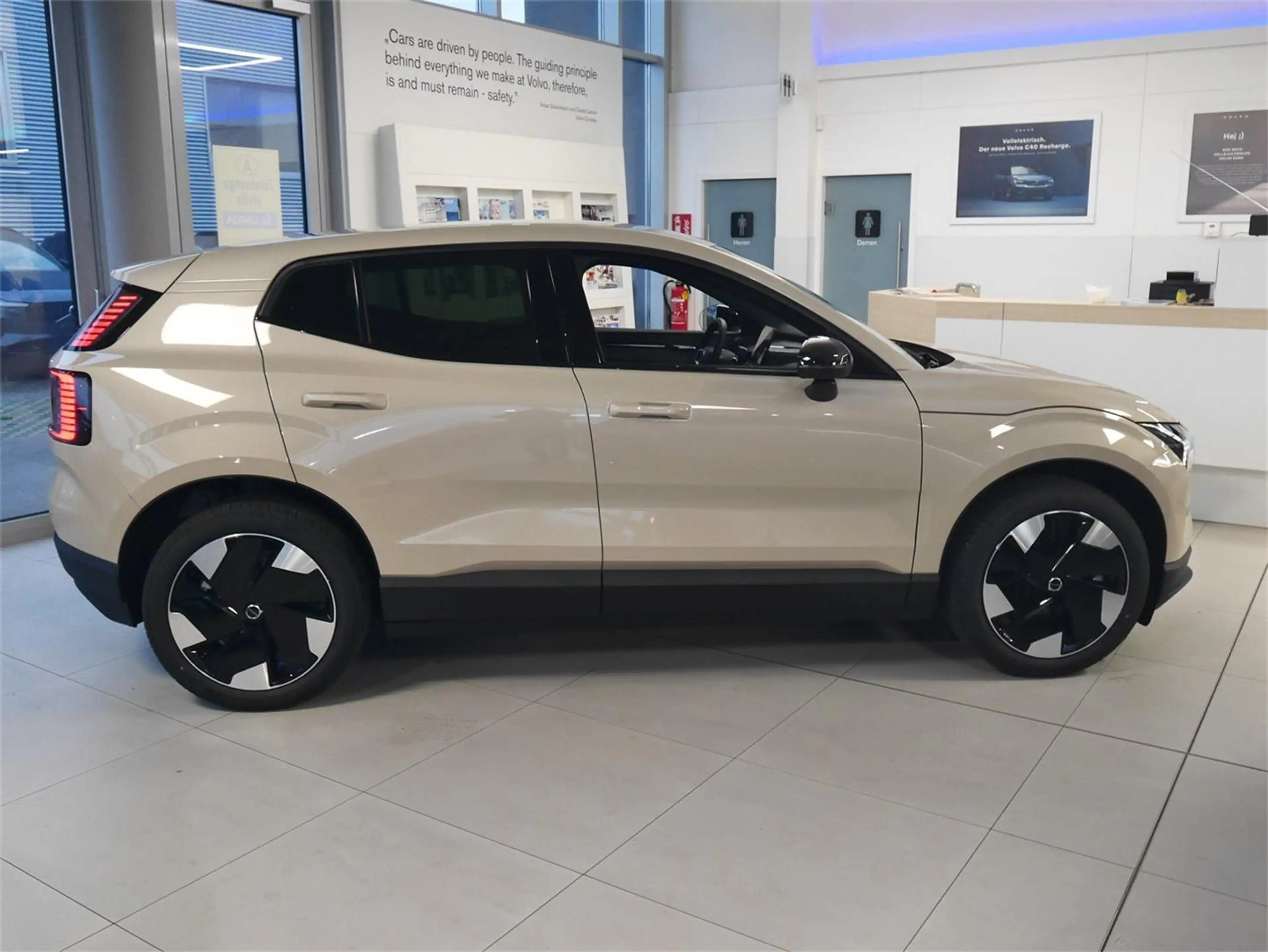 Volvo EX30 P8 AWD Plus — photo 2