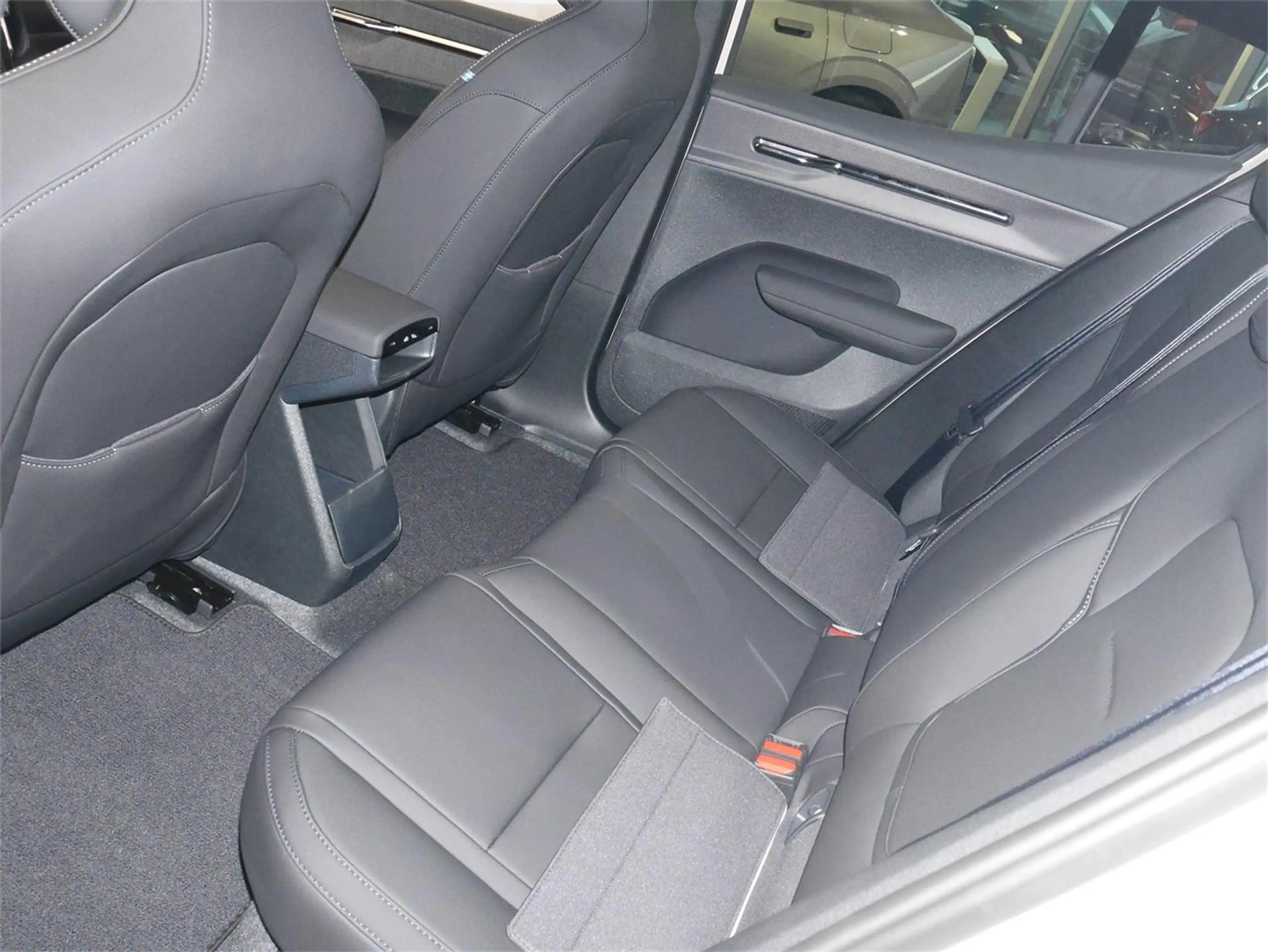 Volvo EX30 P8 AWD Plus — photo 8