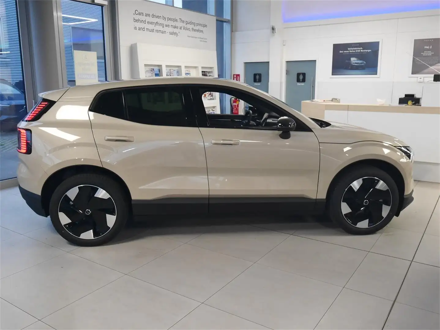 Volvo EX30 P8 AWD Plus Gold - 2