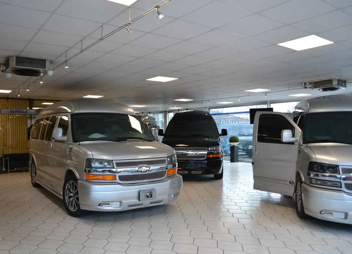 Chevrolet Express 5,3l V8 Explorer Limited AWD/4X4 Silber - 1