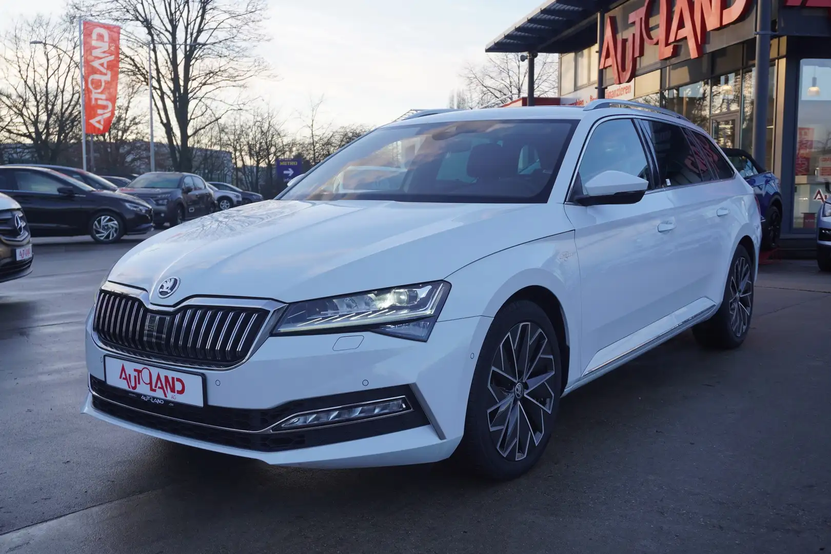 Skoda Superb Combi 2.0 L&K 4x4 DSG LED Navi ACC AHK Weiß - 2