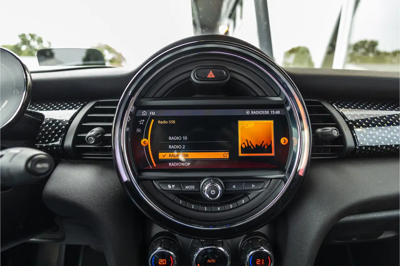 MINI Cooper 1.5 Sidewalk Edition Harmen Kardon NL Auto Car, миниатюра 28