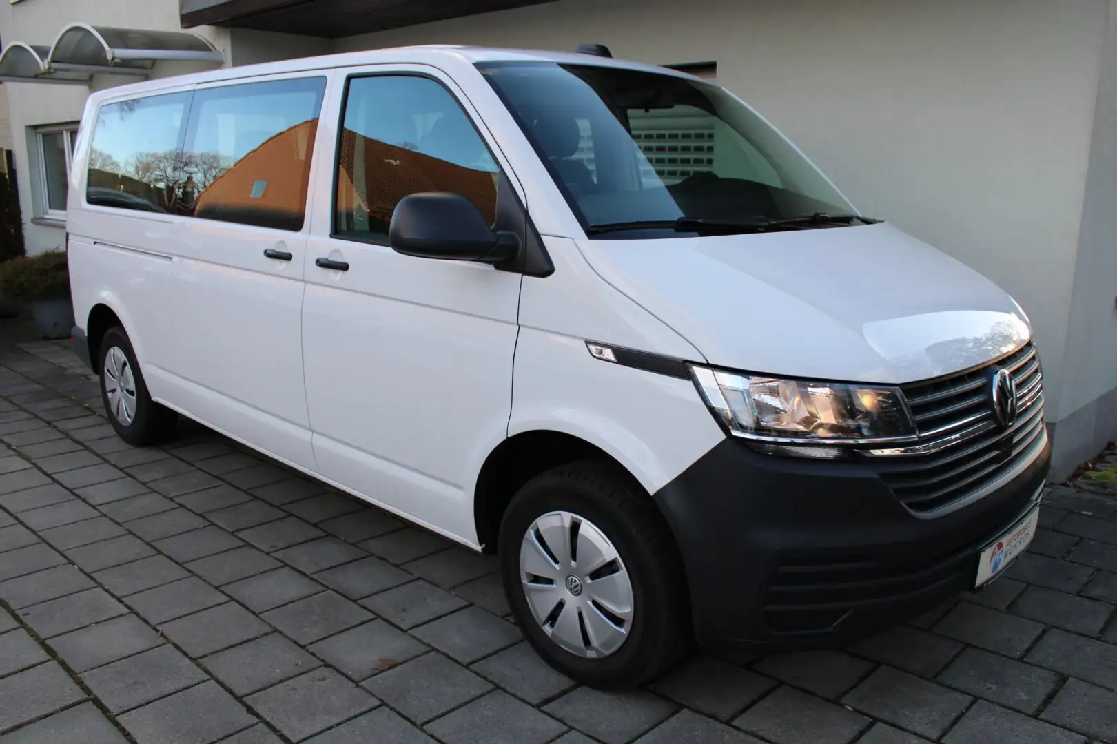 Volkswagen T6 Kombi DSG LR Navigation Klimaanlage PDC AHK 9-Sitze Weiß - 1