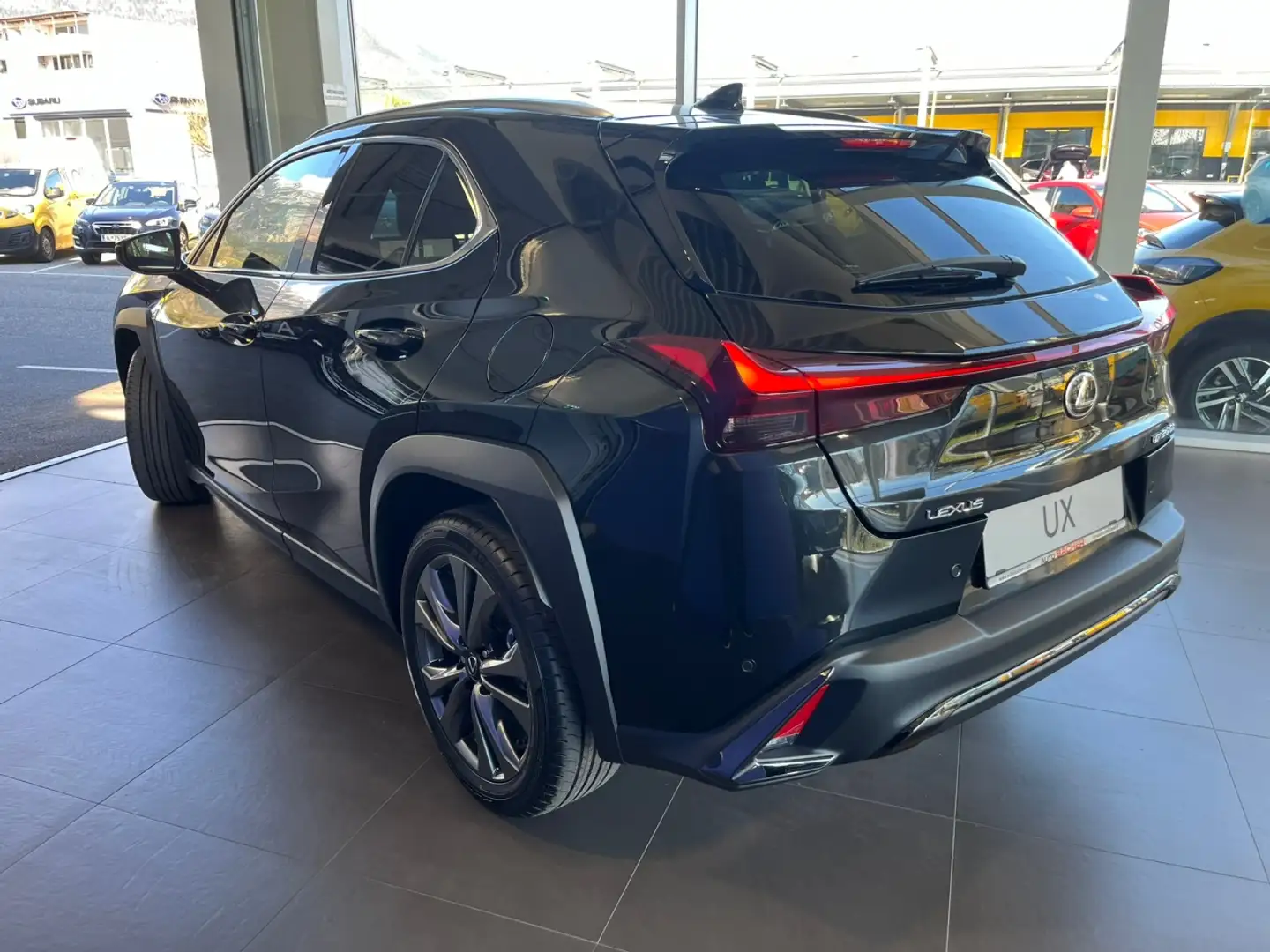 Lexus UX 300h UX 300h F-Sport Design Černá - 2