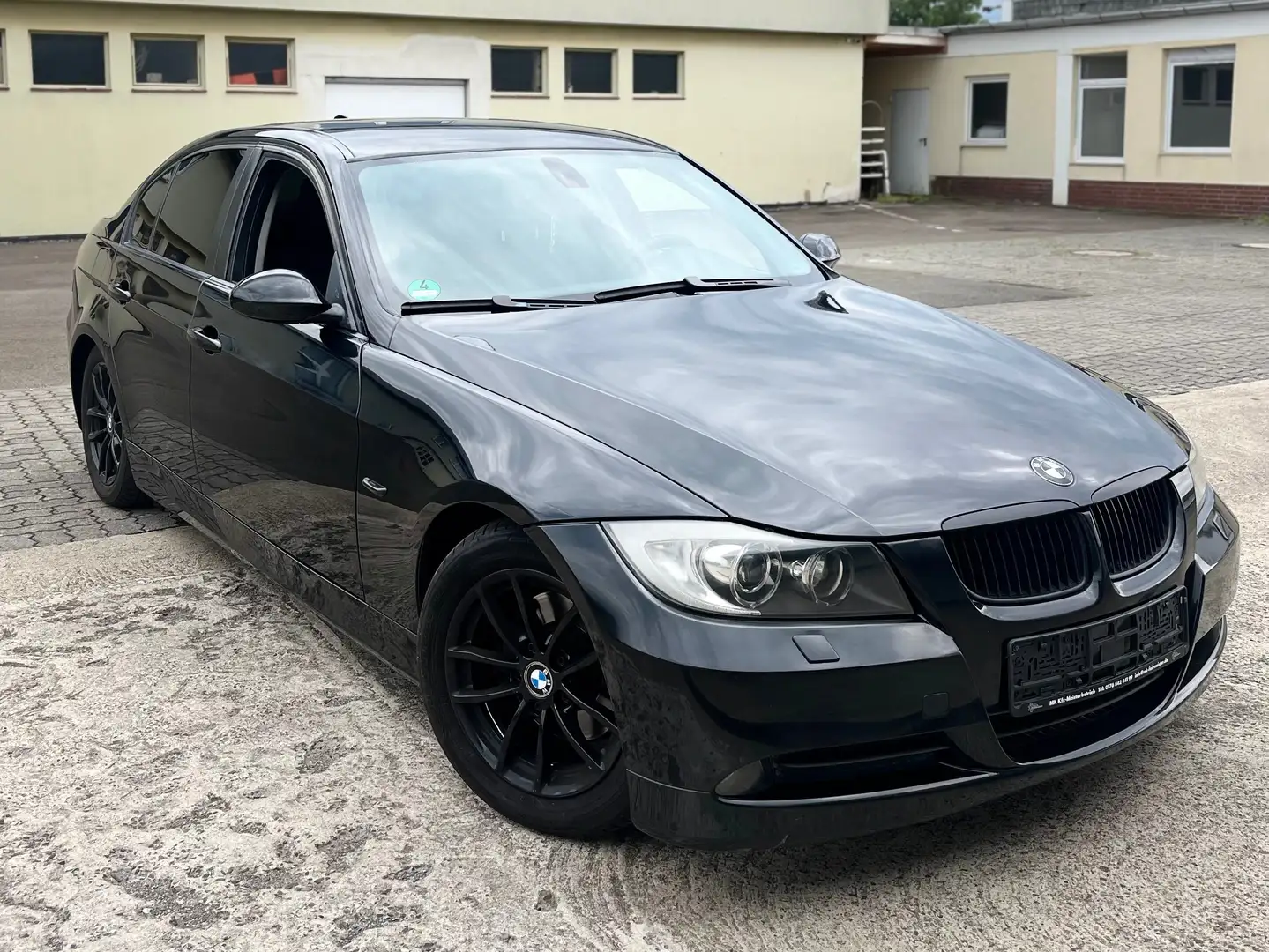 BMW 320 320i Schwarz - 2