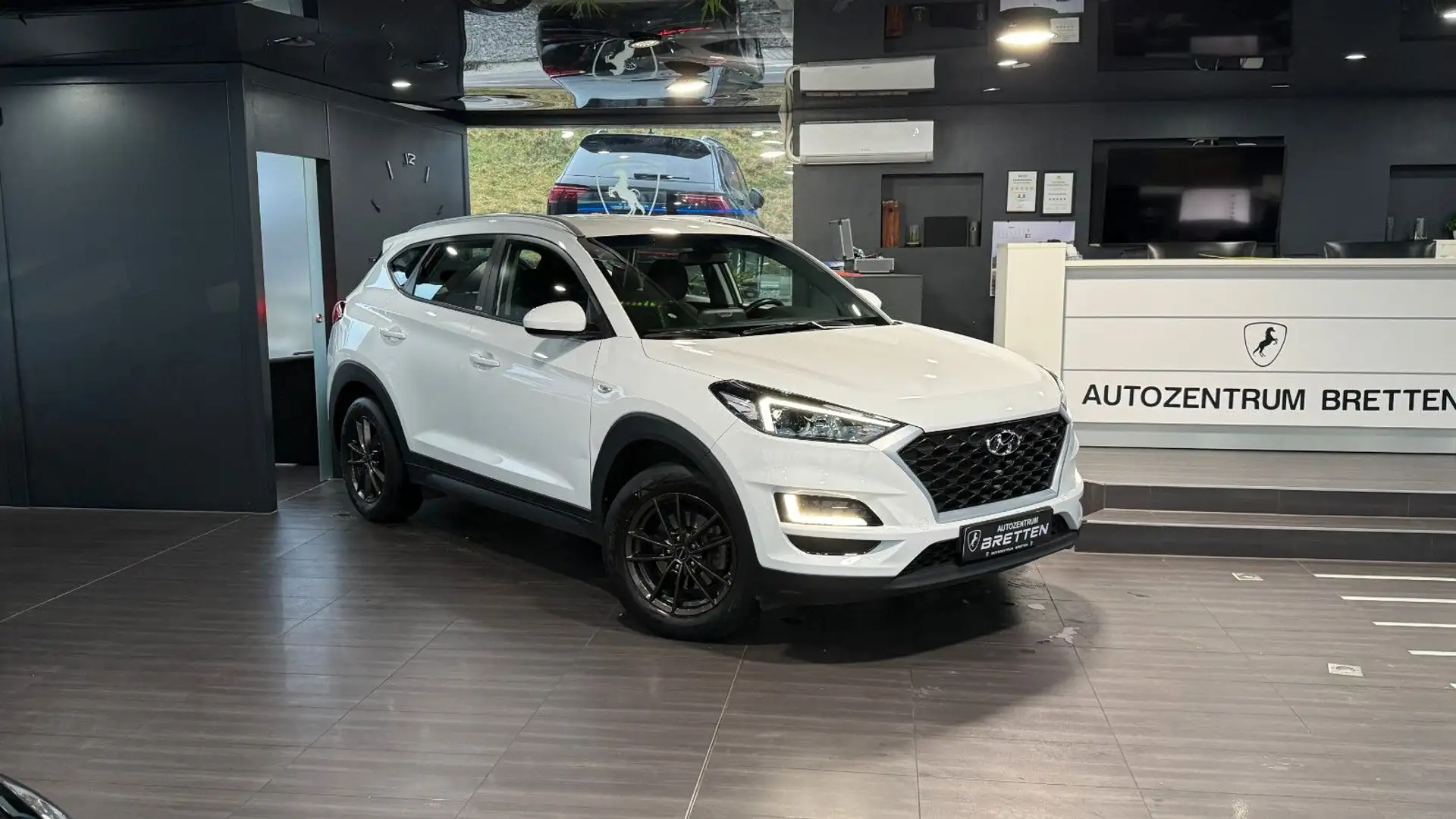 Hyundai TUCSON Select 2WD Navi*SHZ*LED*AHK*Kamera Weiß - 1